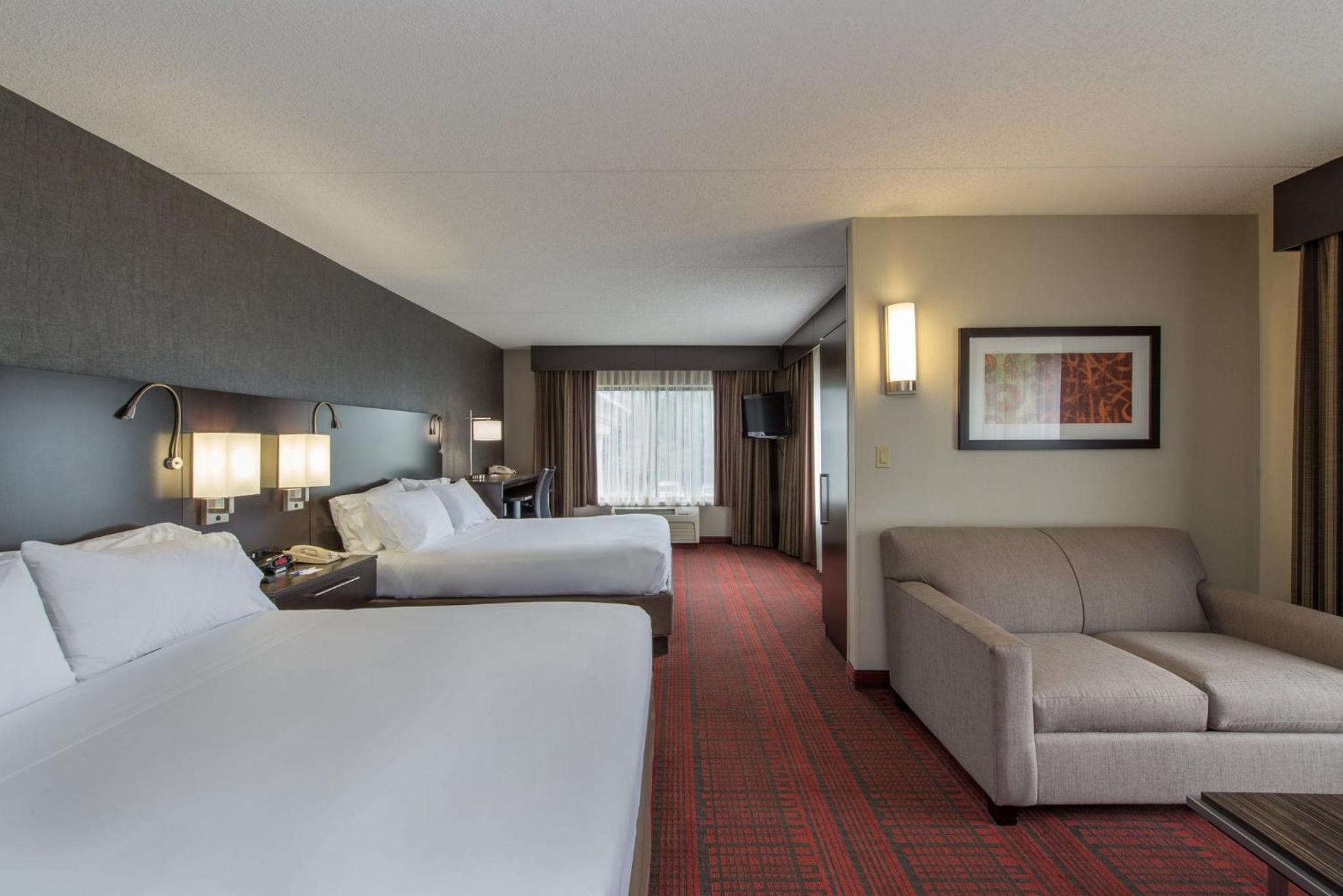 One-Bedroom Suite - Photo 3