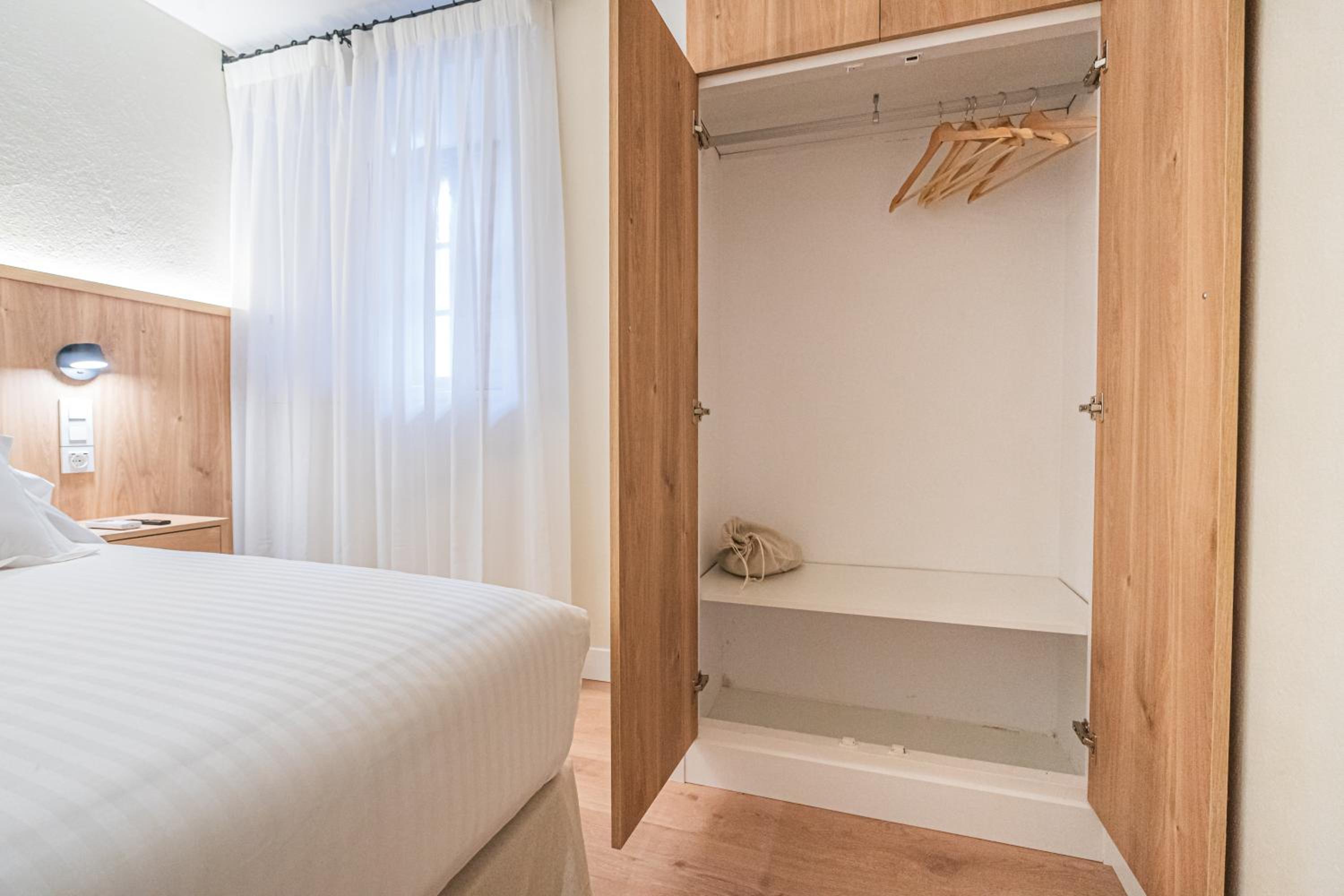 Double or Twin Room with Private Bathroom - Photo 28