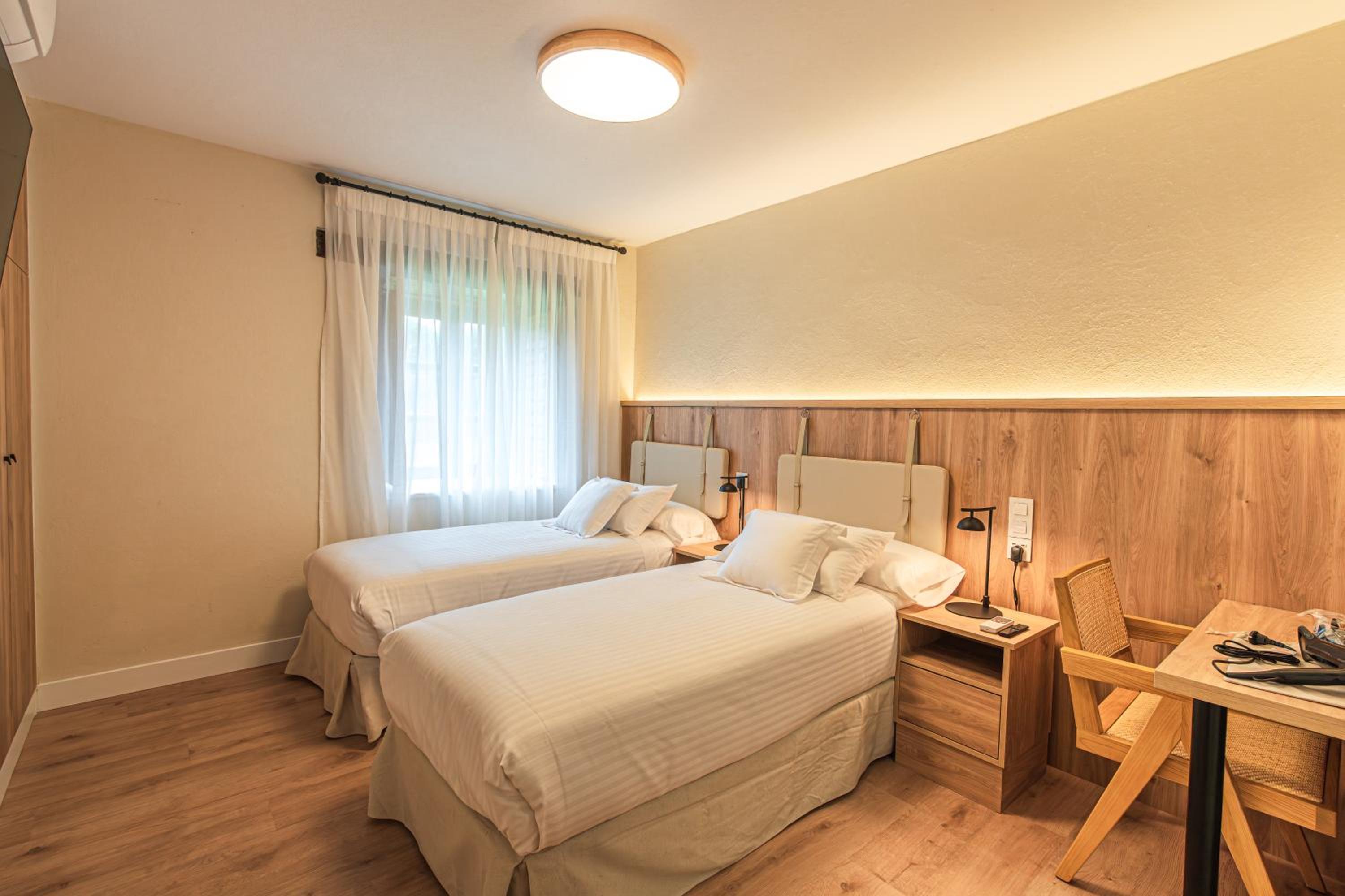Double or Twin Room with Private Bathroom - Photo 29
