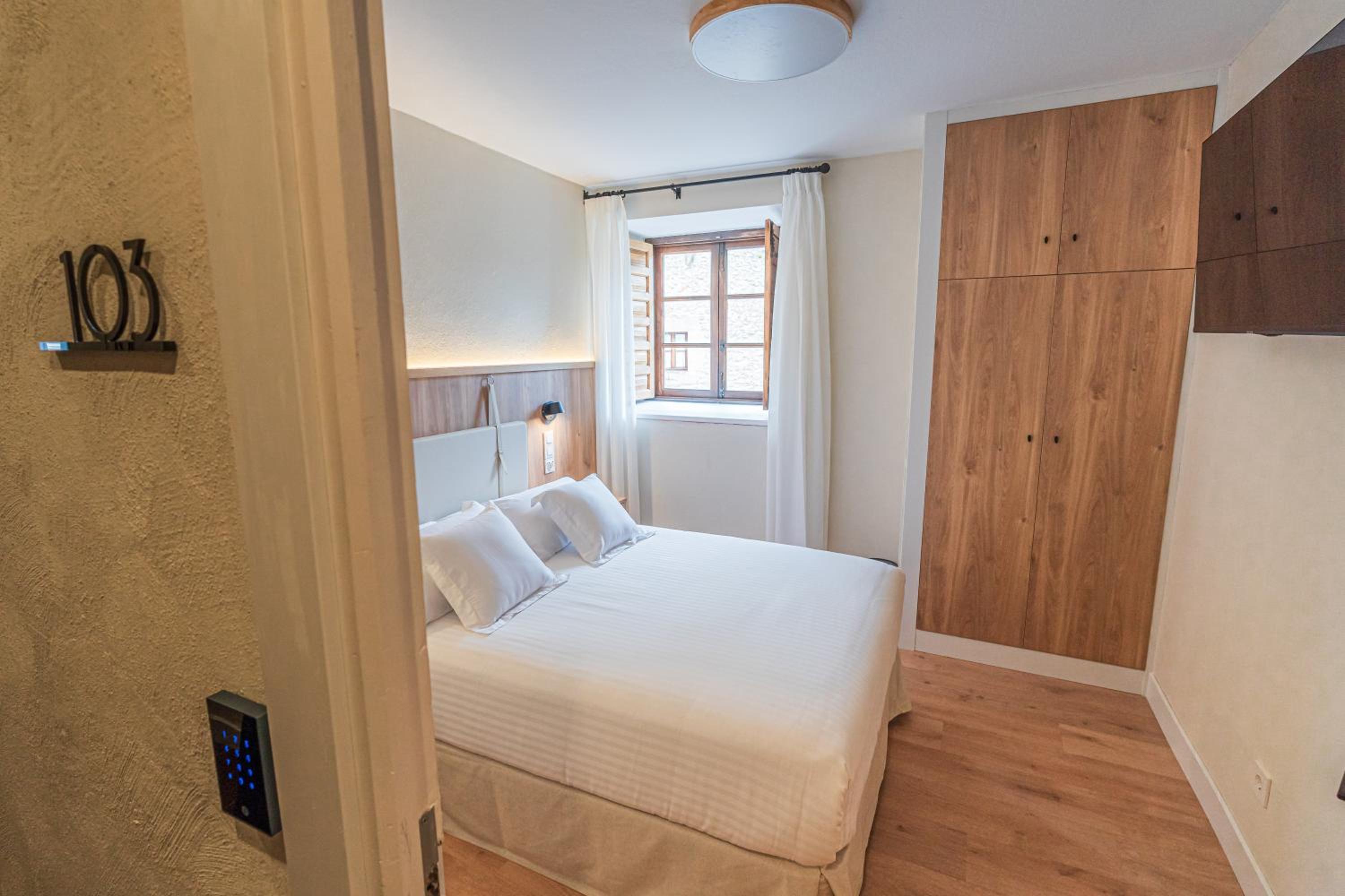 Double or Twin Room with Private Bathroom - Photo 2