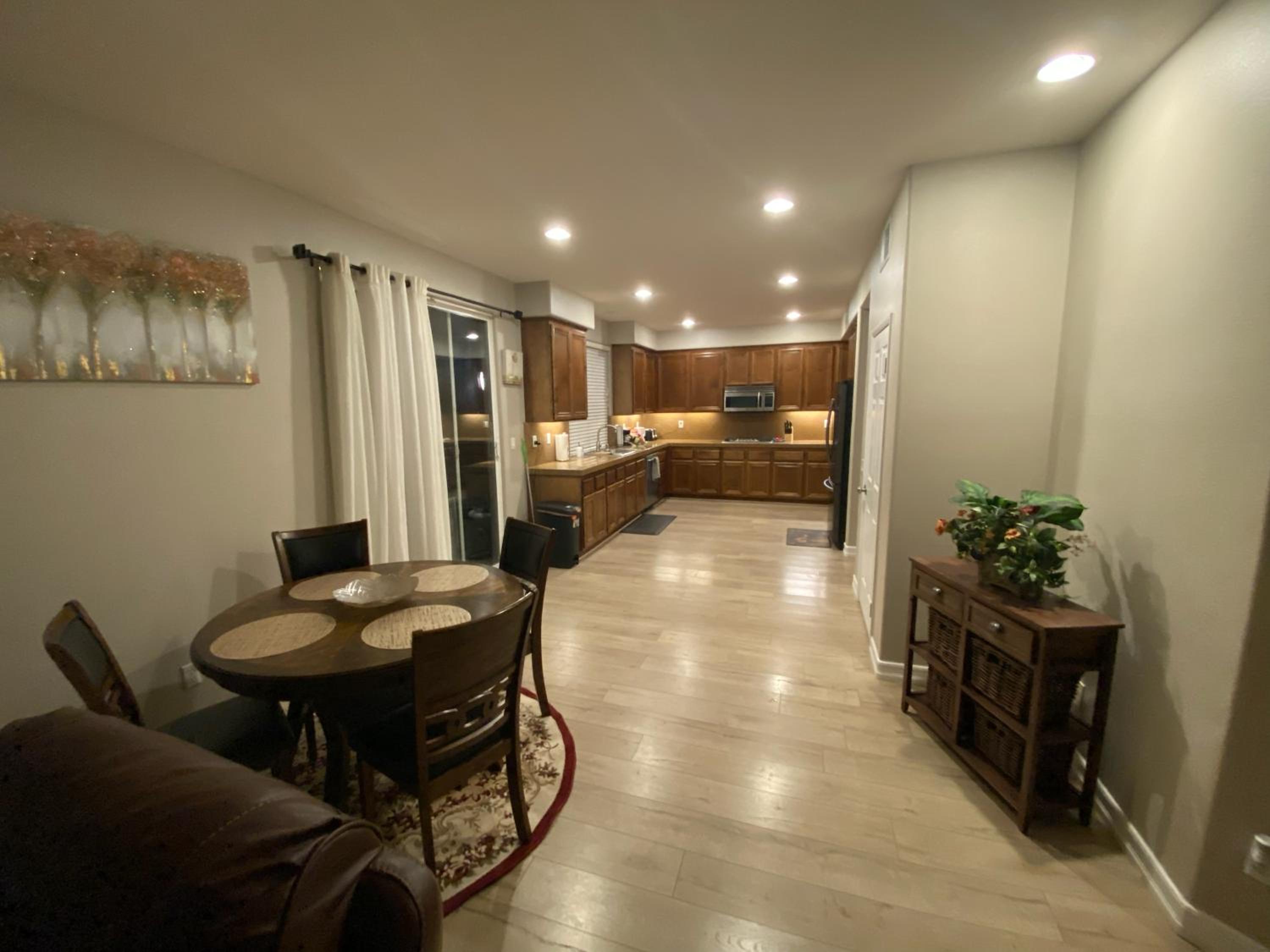 Six-Bedroom House photo 2