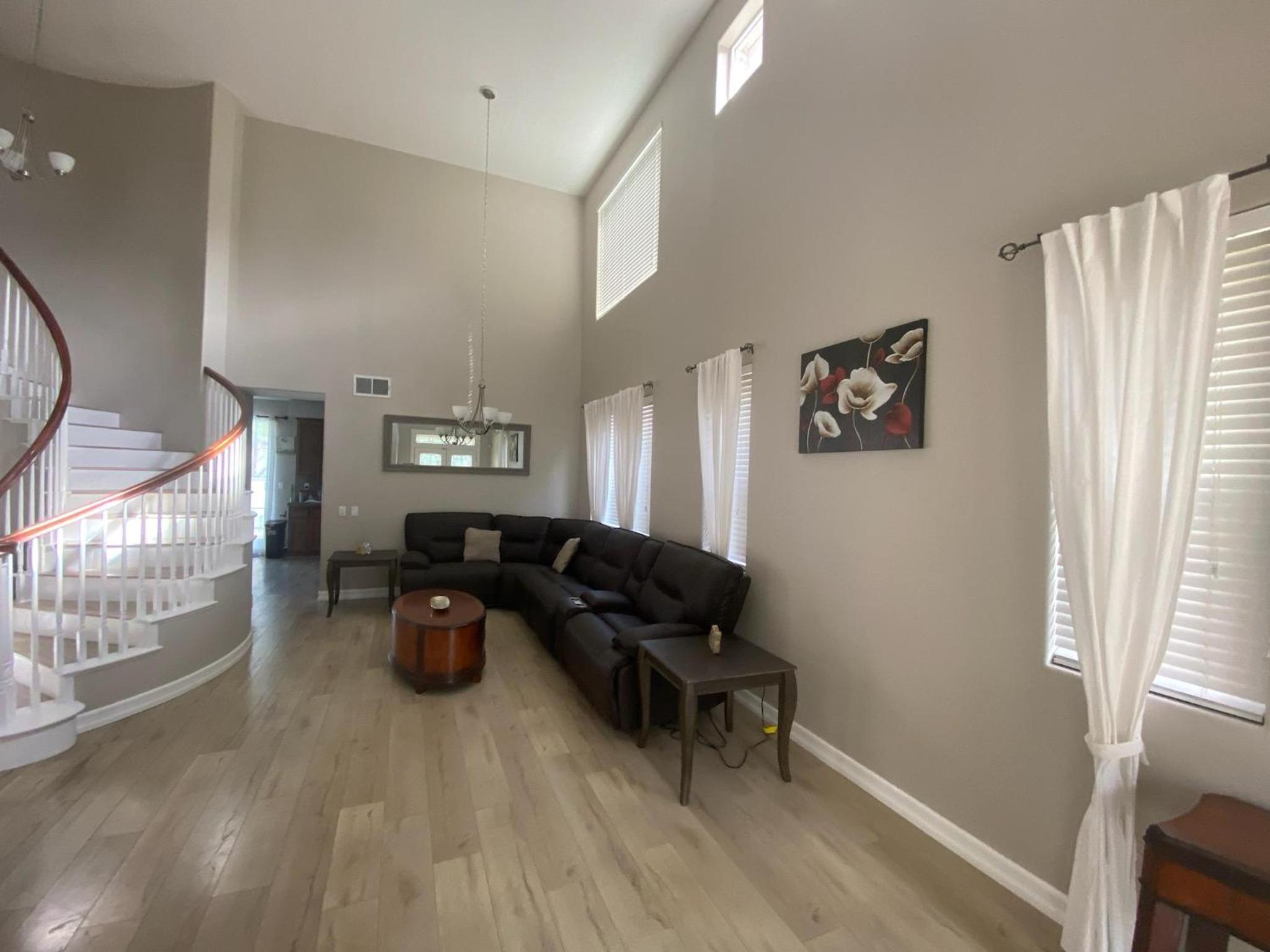 Six-Bedroom House photo 1
