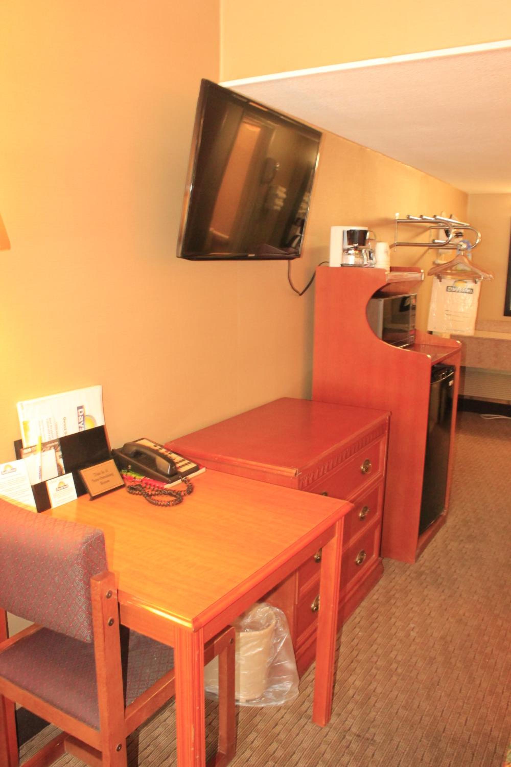 Queen Room with Two Queen Beds - Non-Smoking - Photo 2