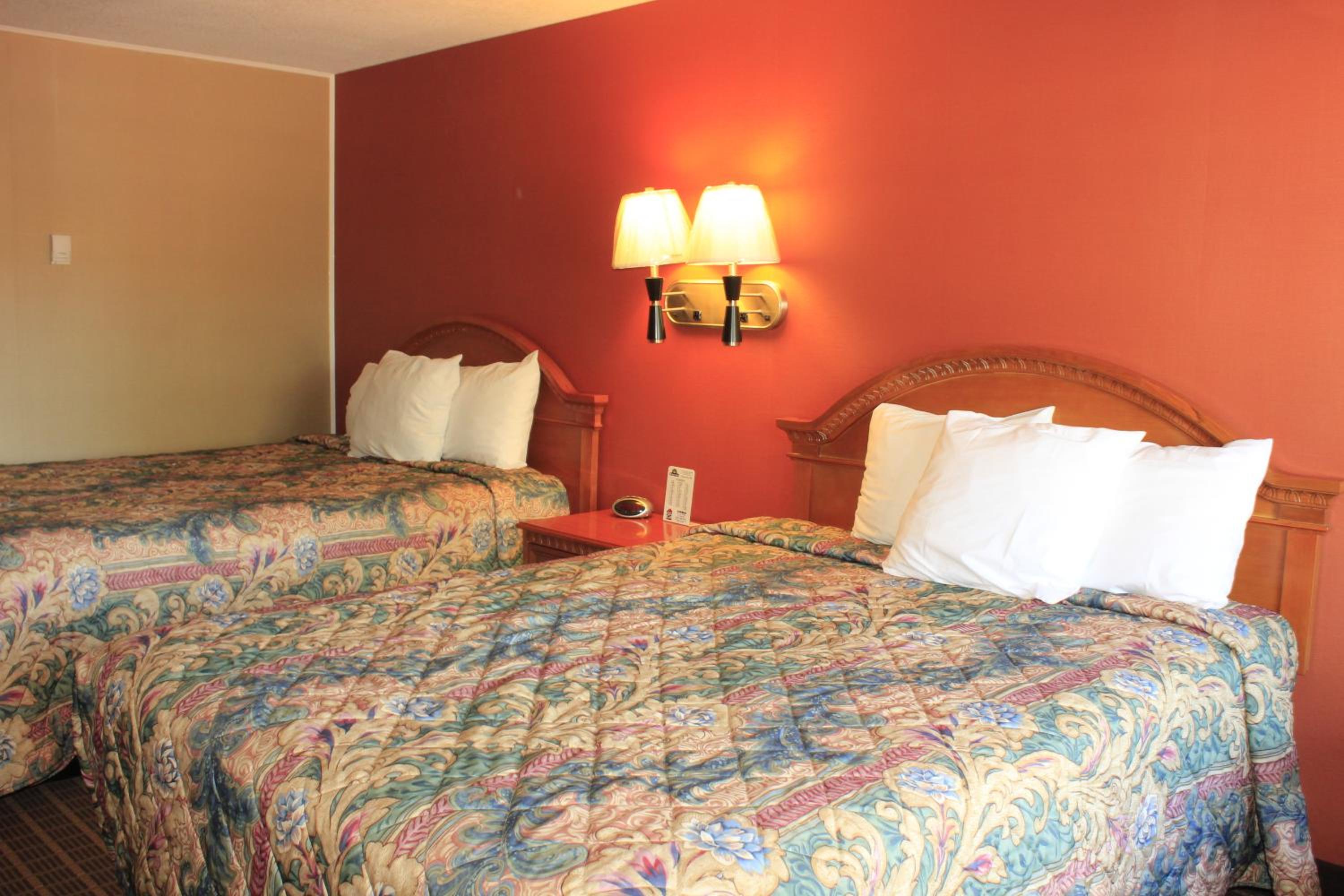 Queen Room with Two Queen Beds - Non-Smoking - Photo 1