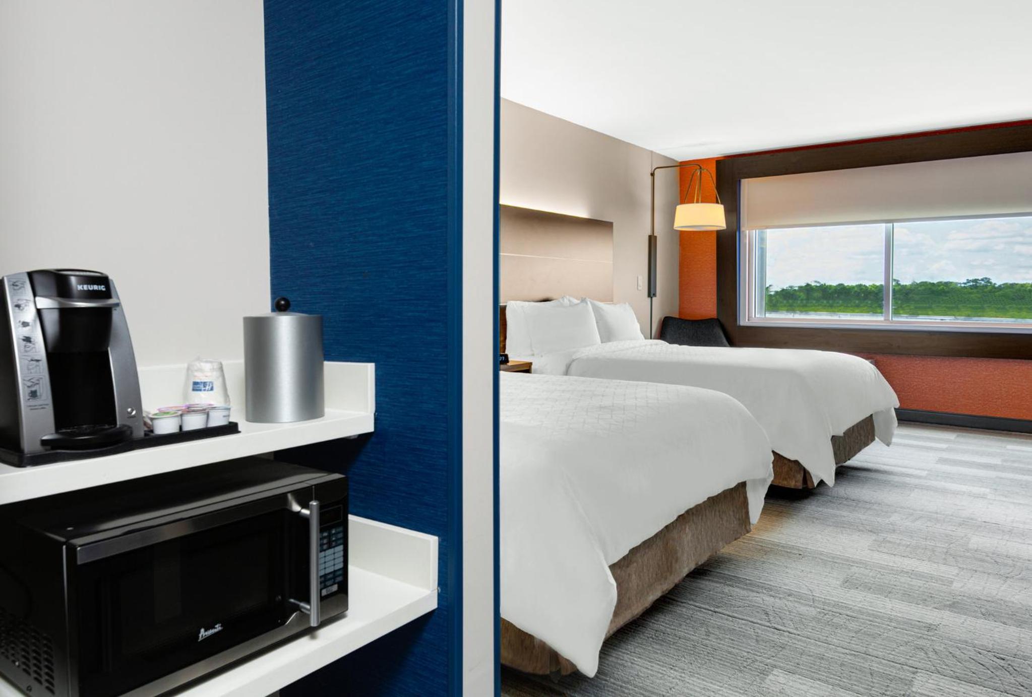 Queen Room with Two Queen Beds - Hearing Accessible - Photo 3