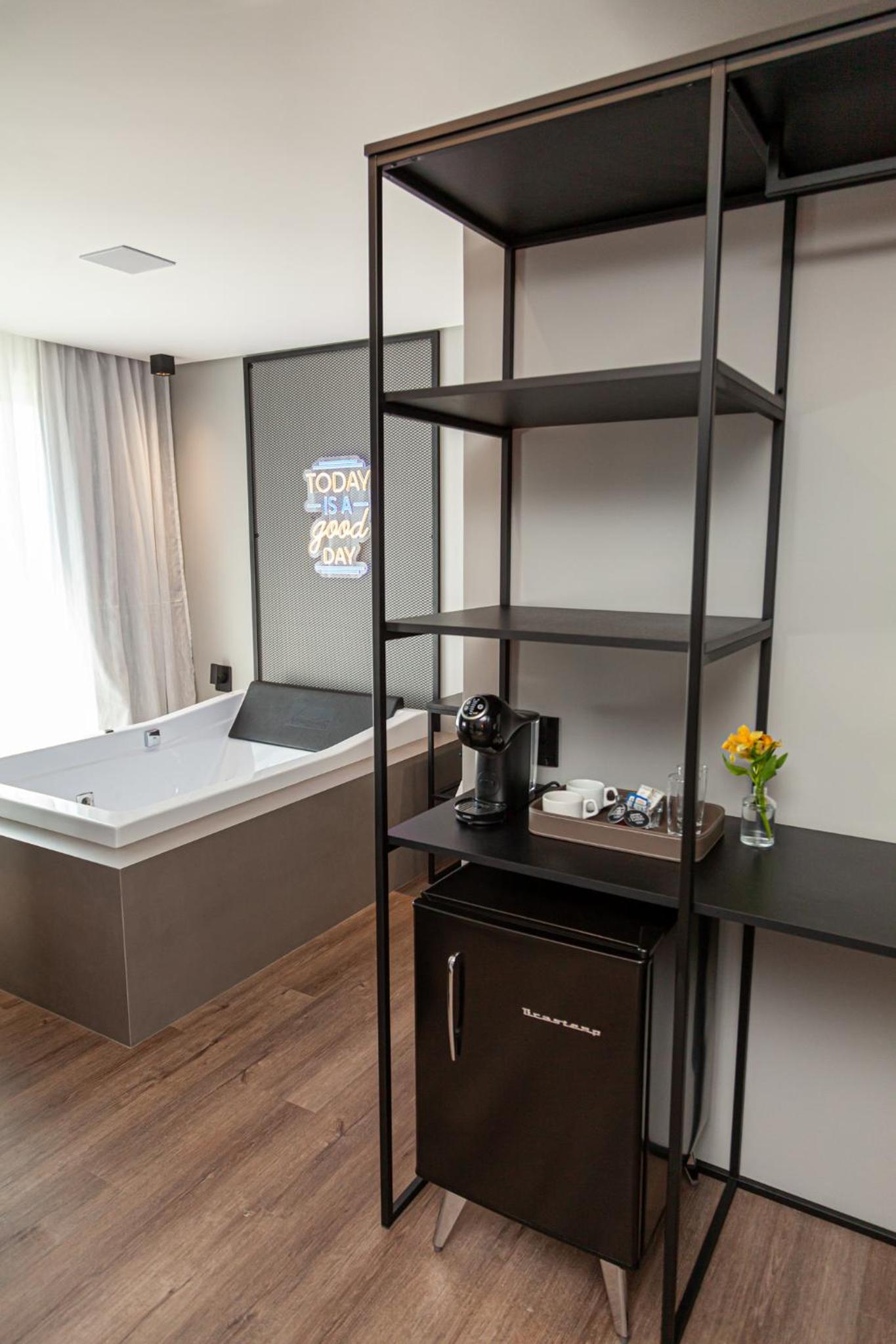 Queen Suite with Spa Bath photo 1