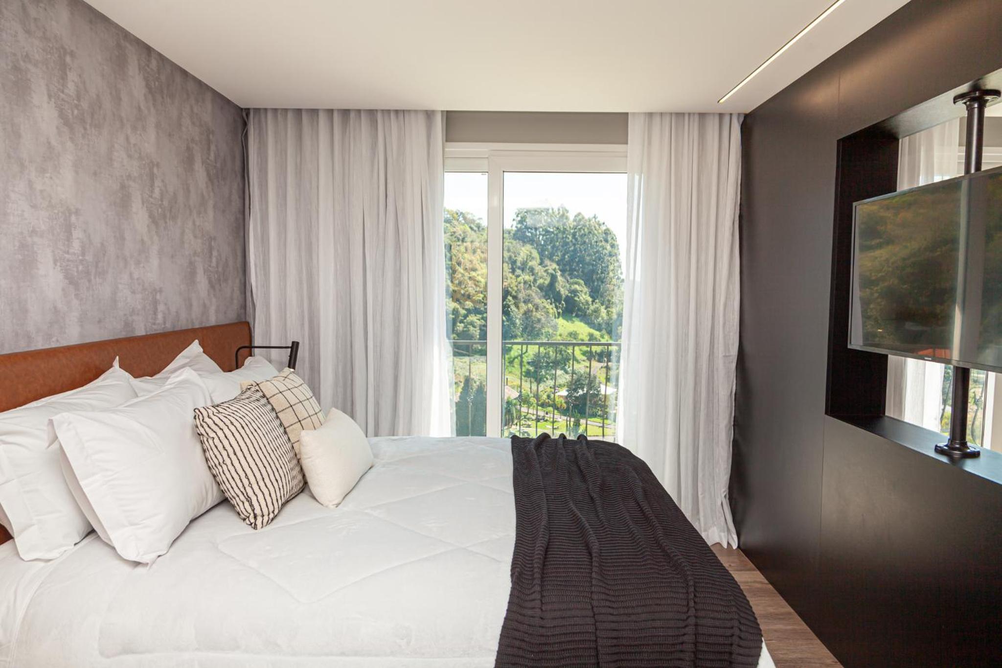 Queen Suite with Spa Bath photo 3