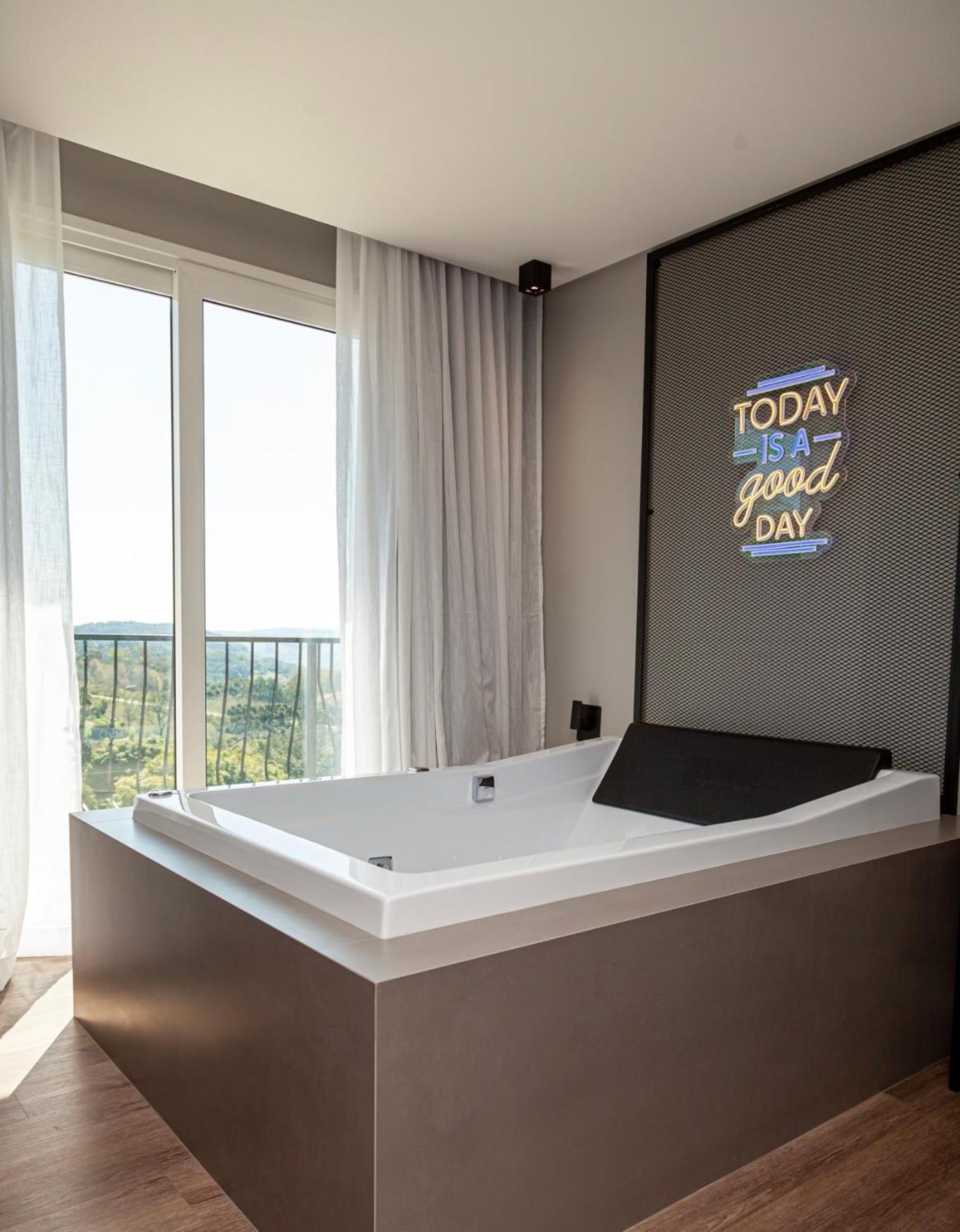 Queen Suite with Spa Bath photo 2