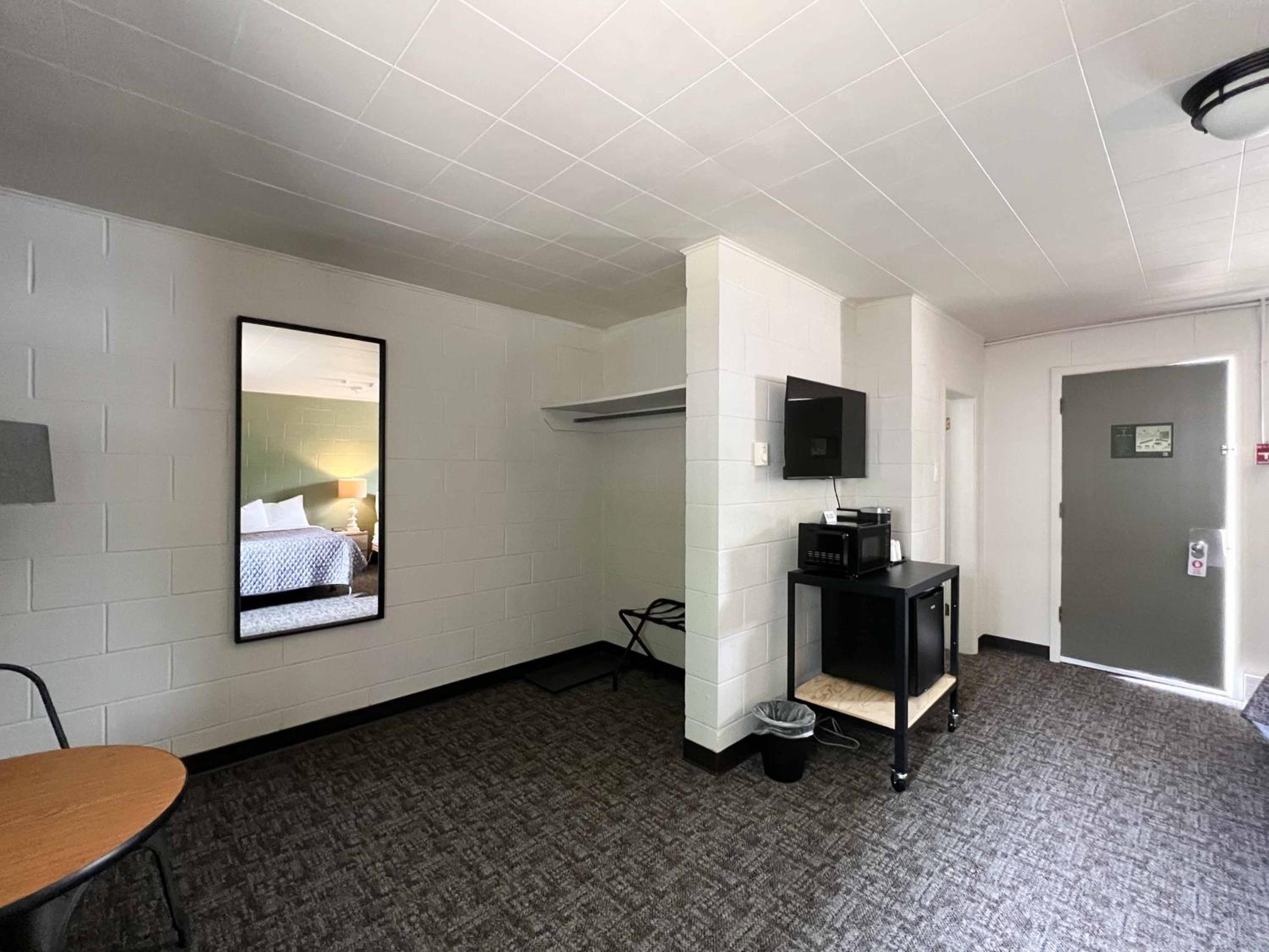 Standard Queen Room with Two Queen Beds photo 3