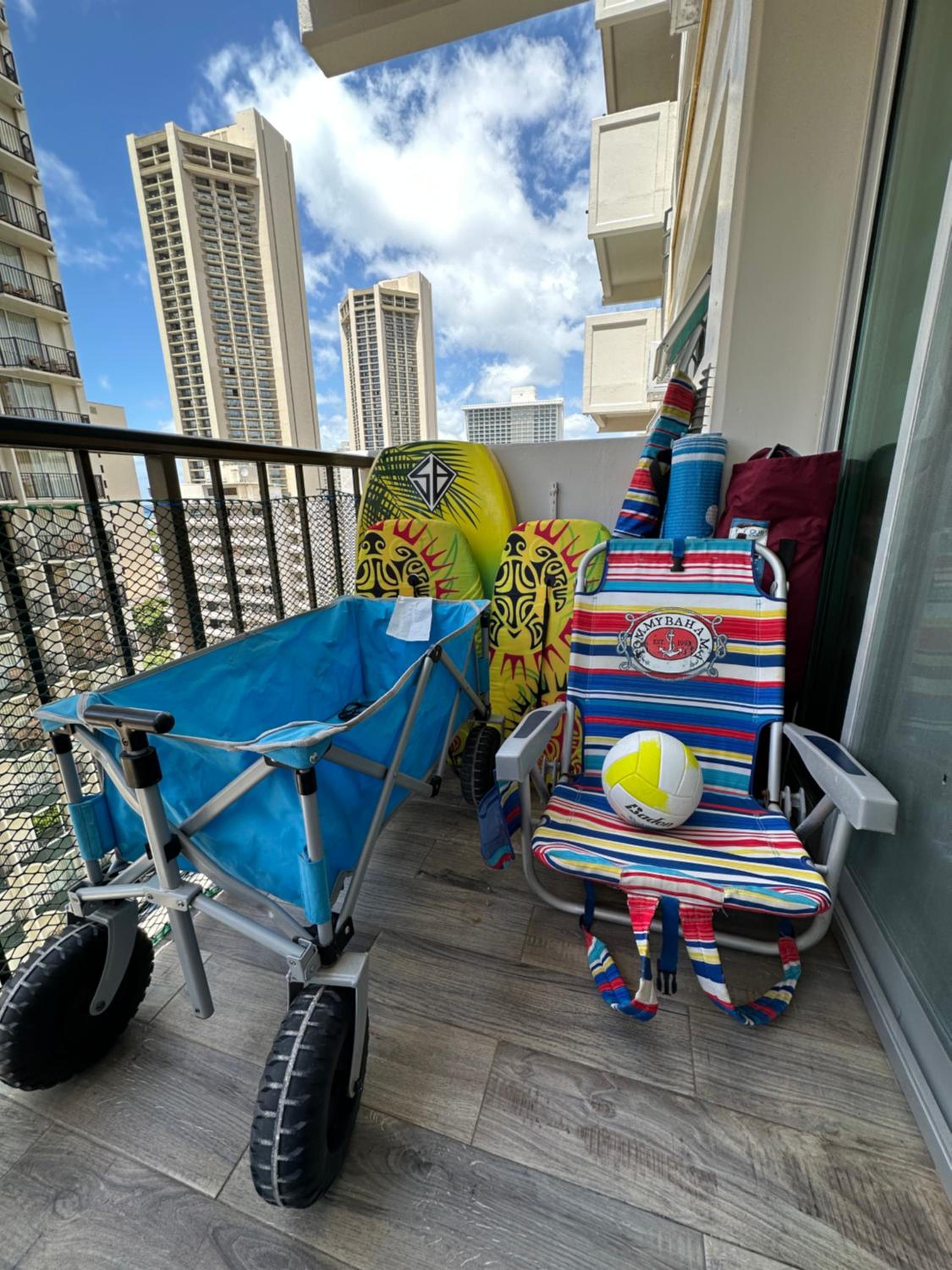 WELLCOME TO LOVELY CONDO 2 BEDS 2 BATHS FREE PARKING IN WAIKIKI BEACH: Two-Bedroom Apartment photo