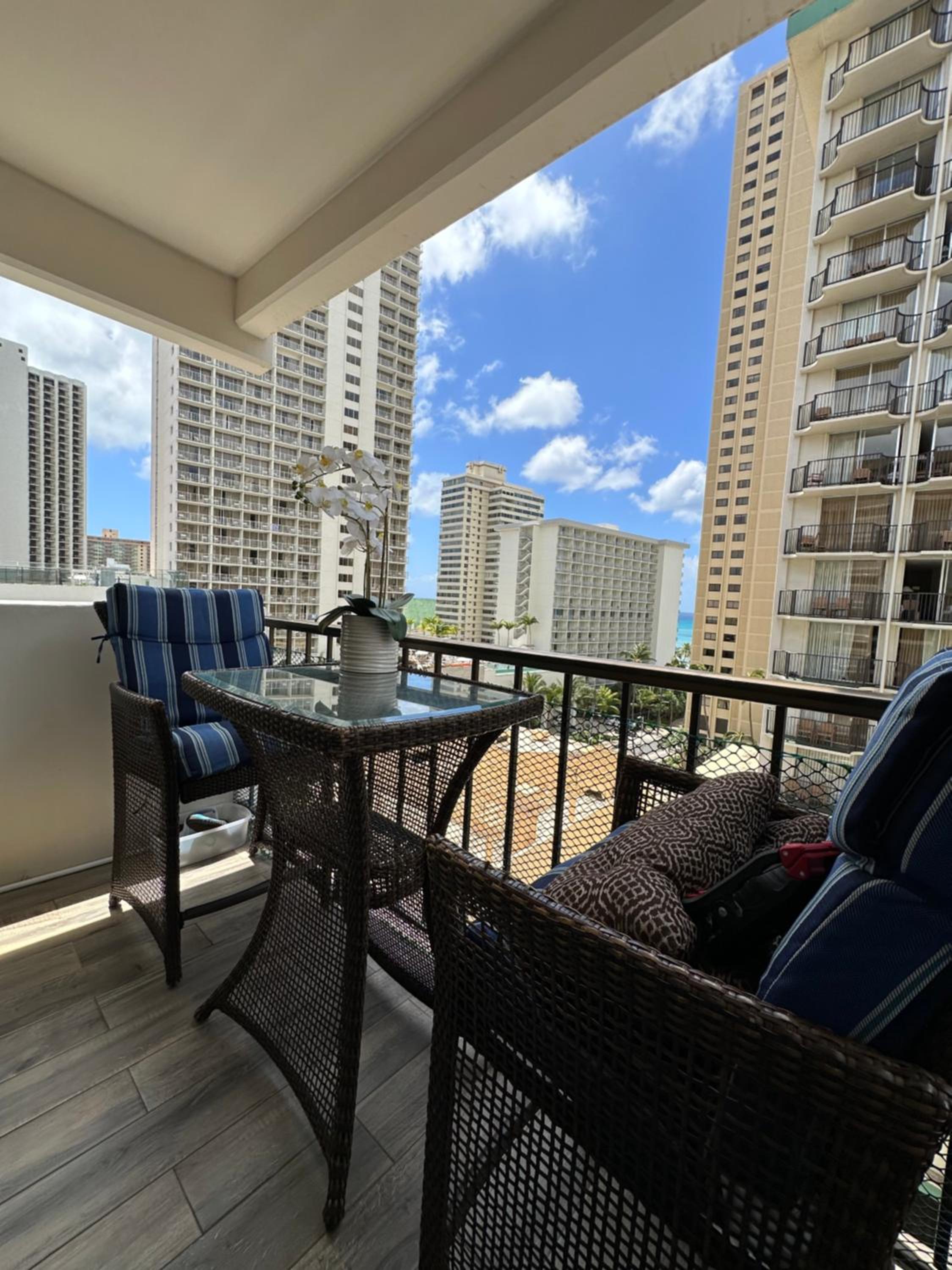 WELLCOME TO LOVELY CONDO 2 BEDS 2 BATHS FREE PARKING IN WAIKIKI BEACH: Two-Bedroom Apartment photo