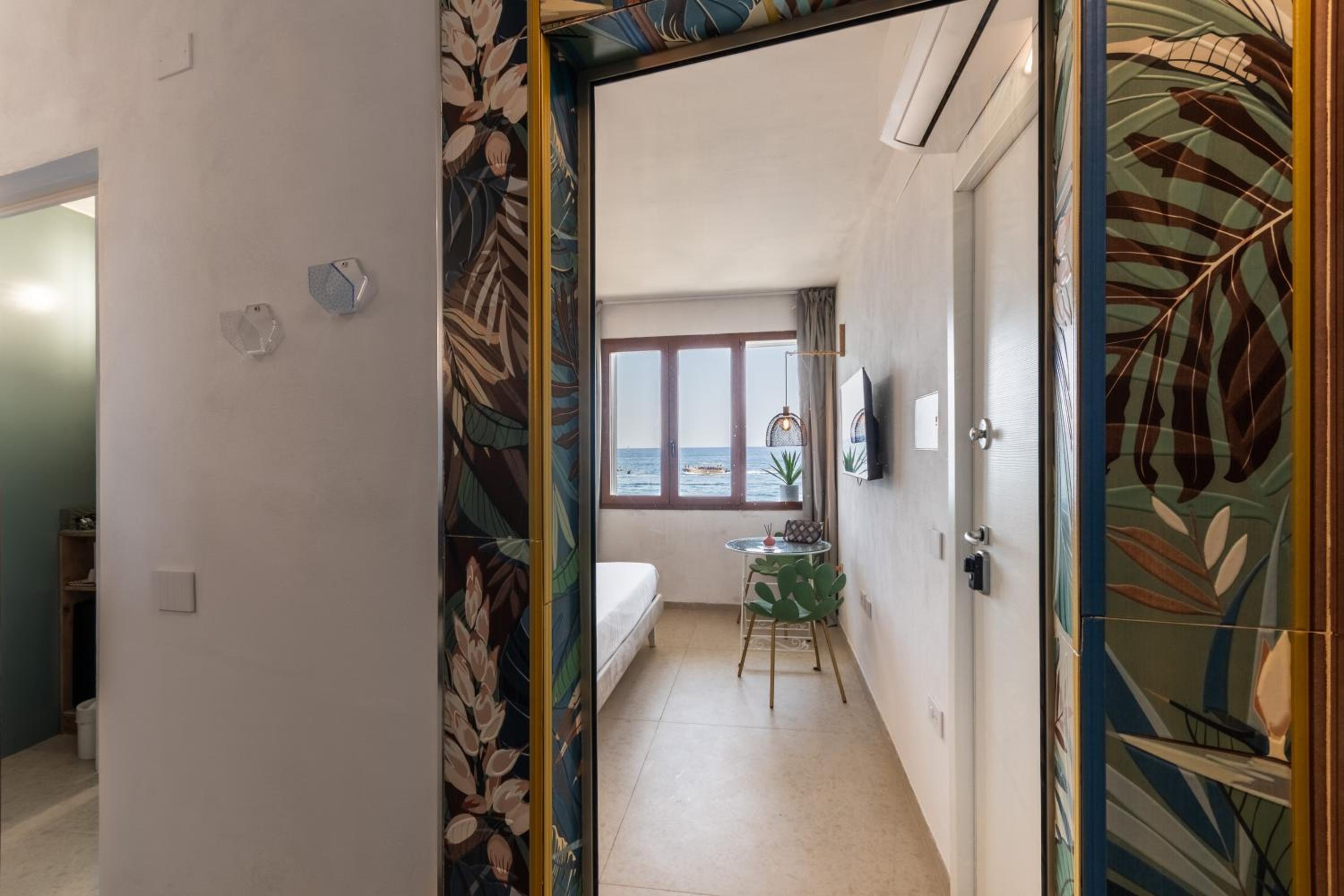 Double Room with Sea View - Photo 3
