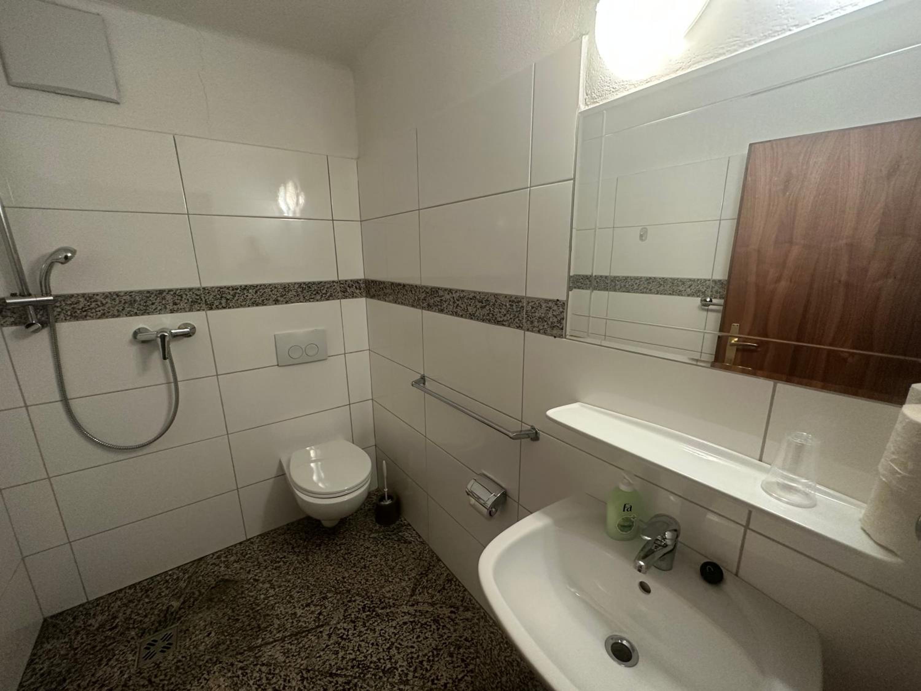 Economy Quadruple Room - Photo 2