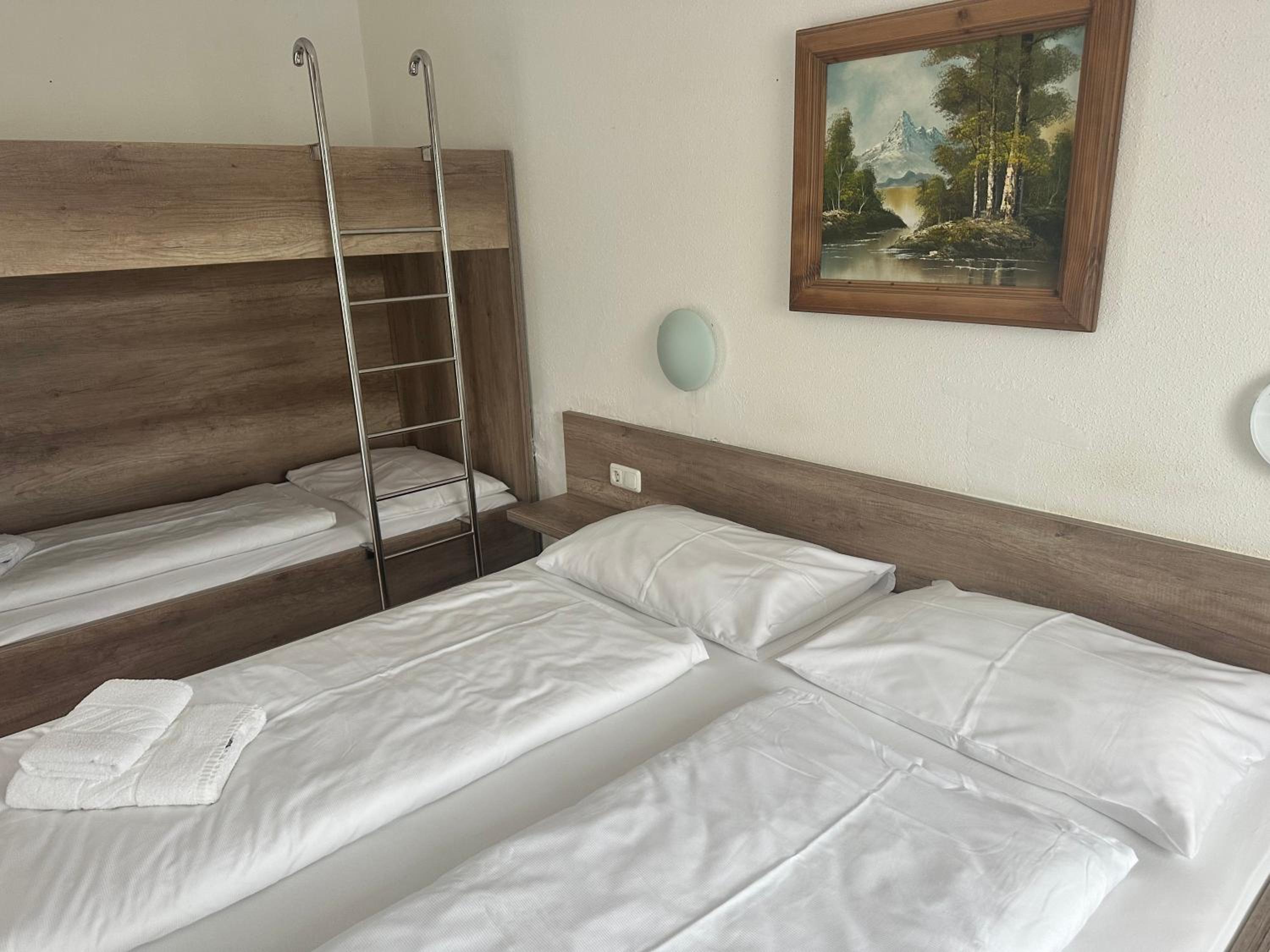 Economy Quadruple Room - Photo 4