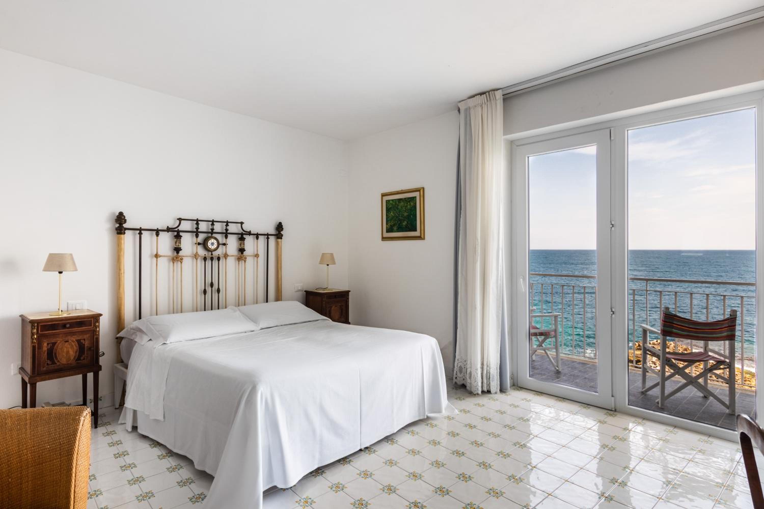 Double Room with Balcony and Sea View - Photo 1