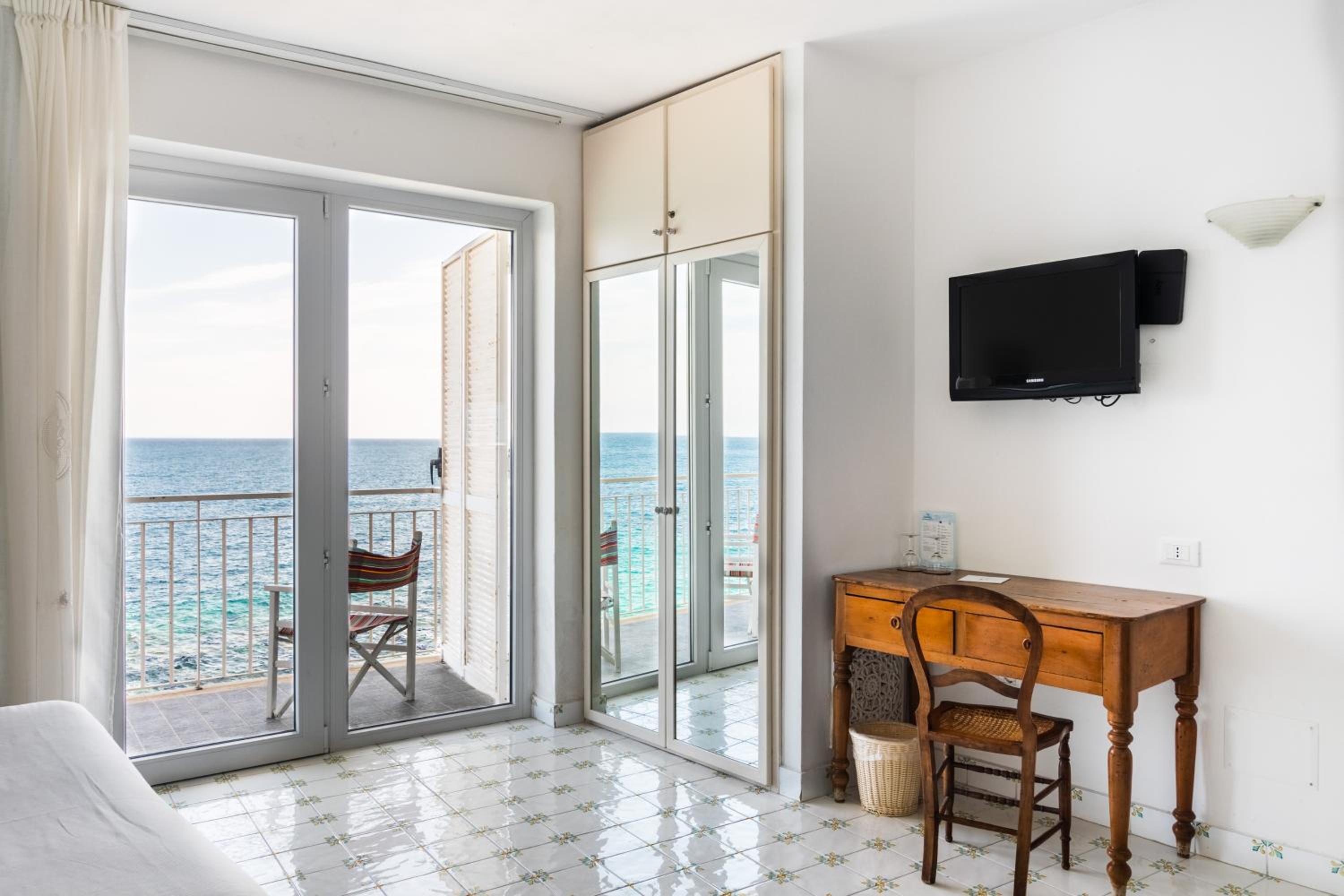 Double Room with Balcony and Sea View - Photo 24