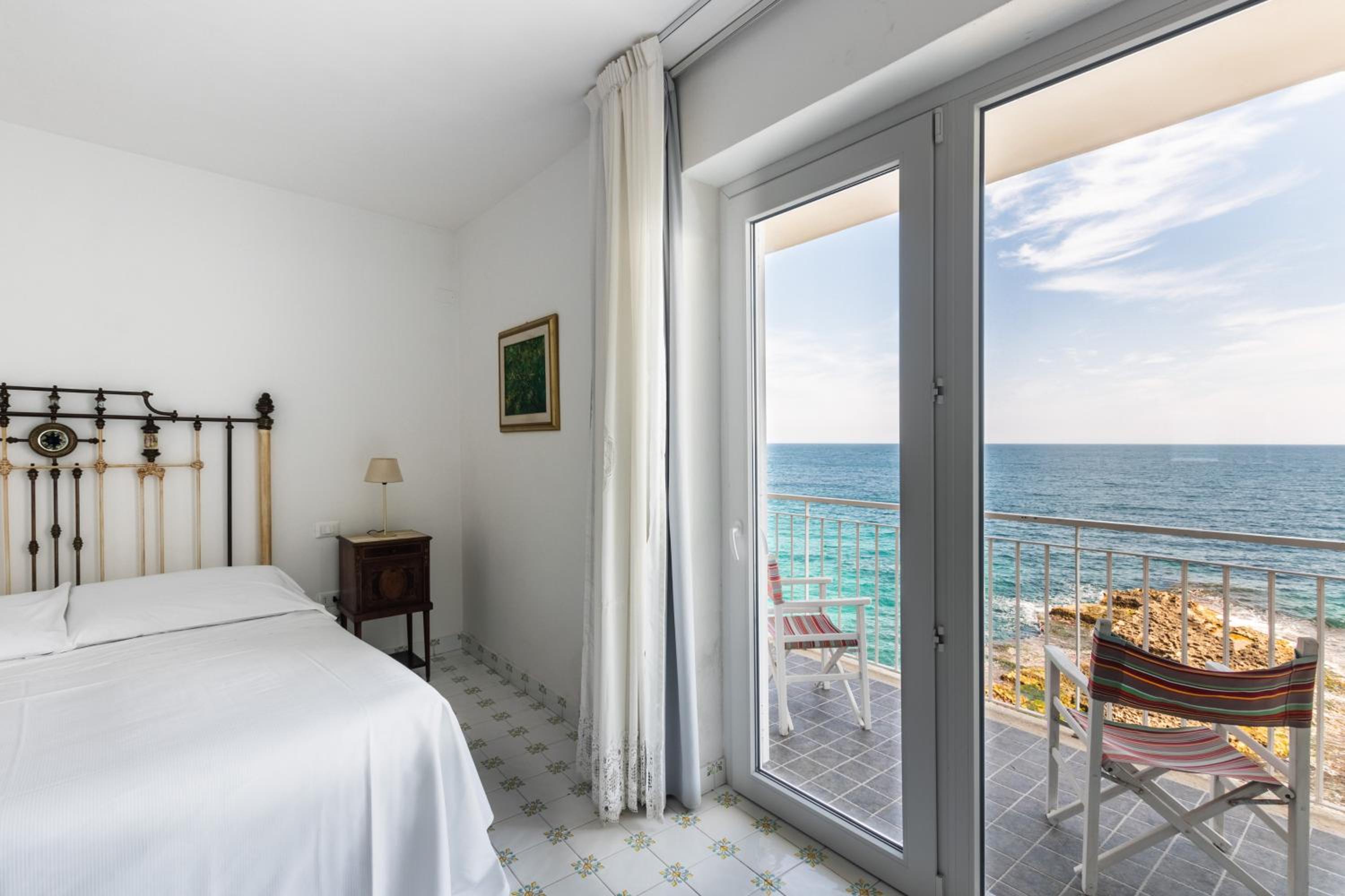 Double Room with Balcony and Sea View - Photo 20
