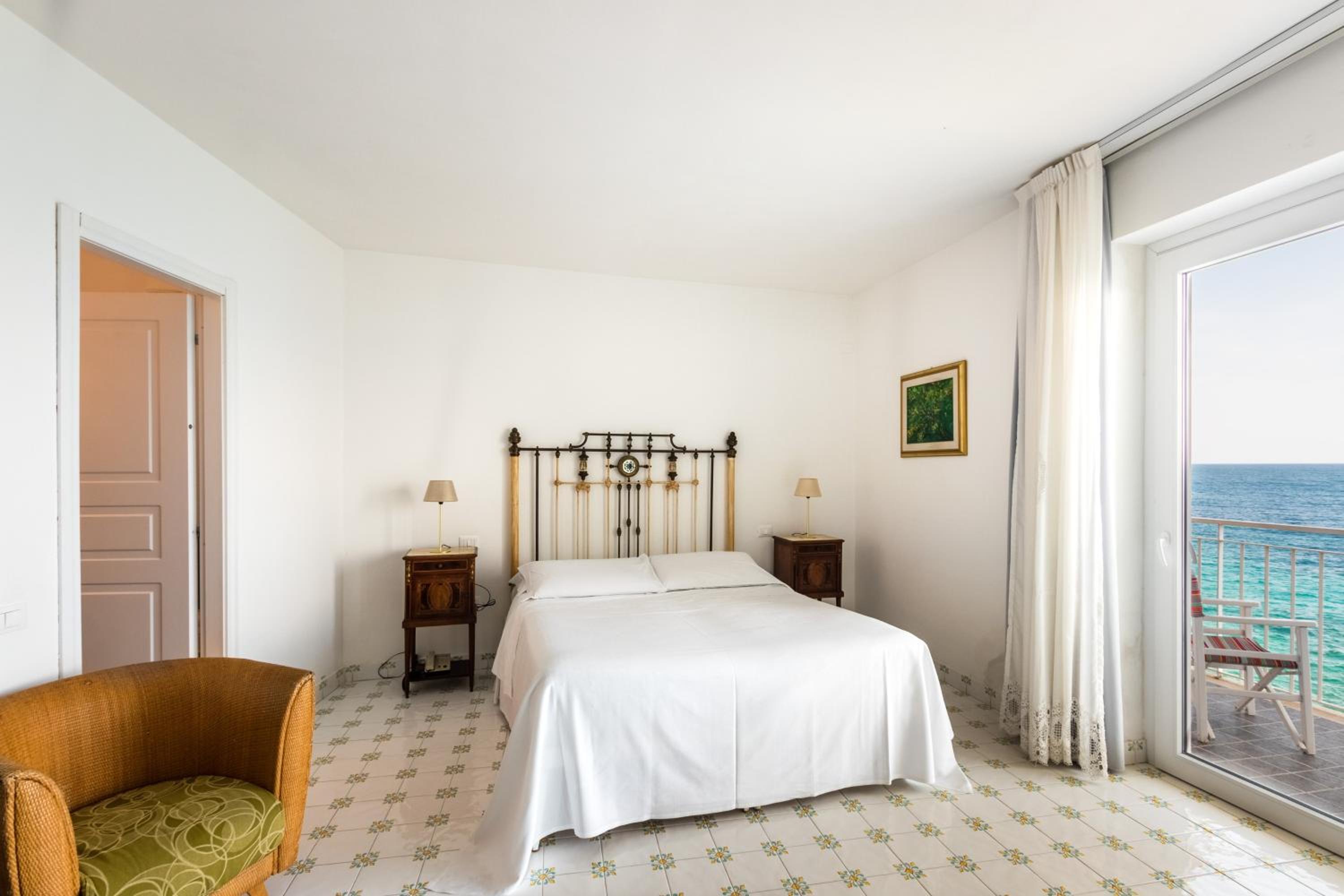 Double Room with Balcony and Sea View - Photo 22