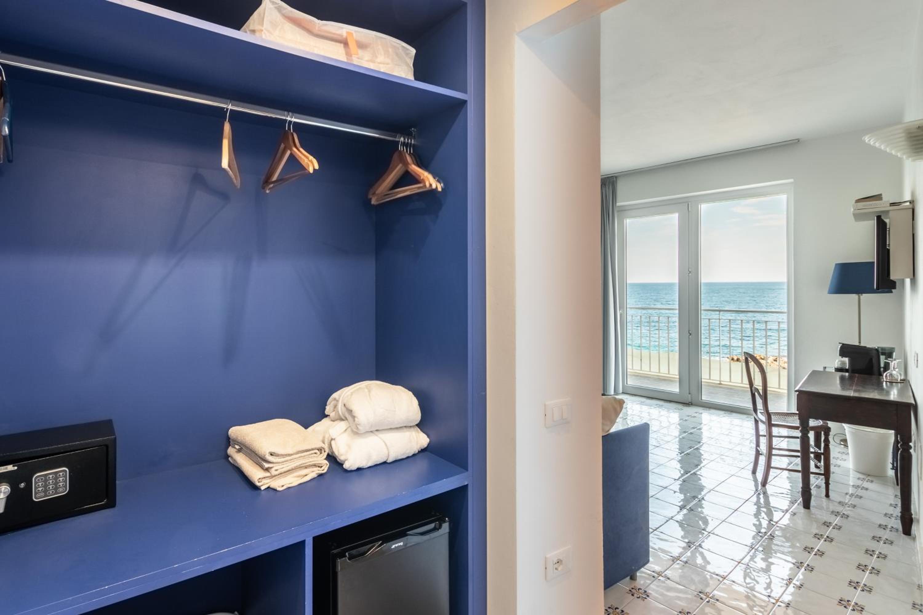 Double Room with Balcony and Sea View - Photo 12