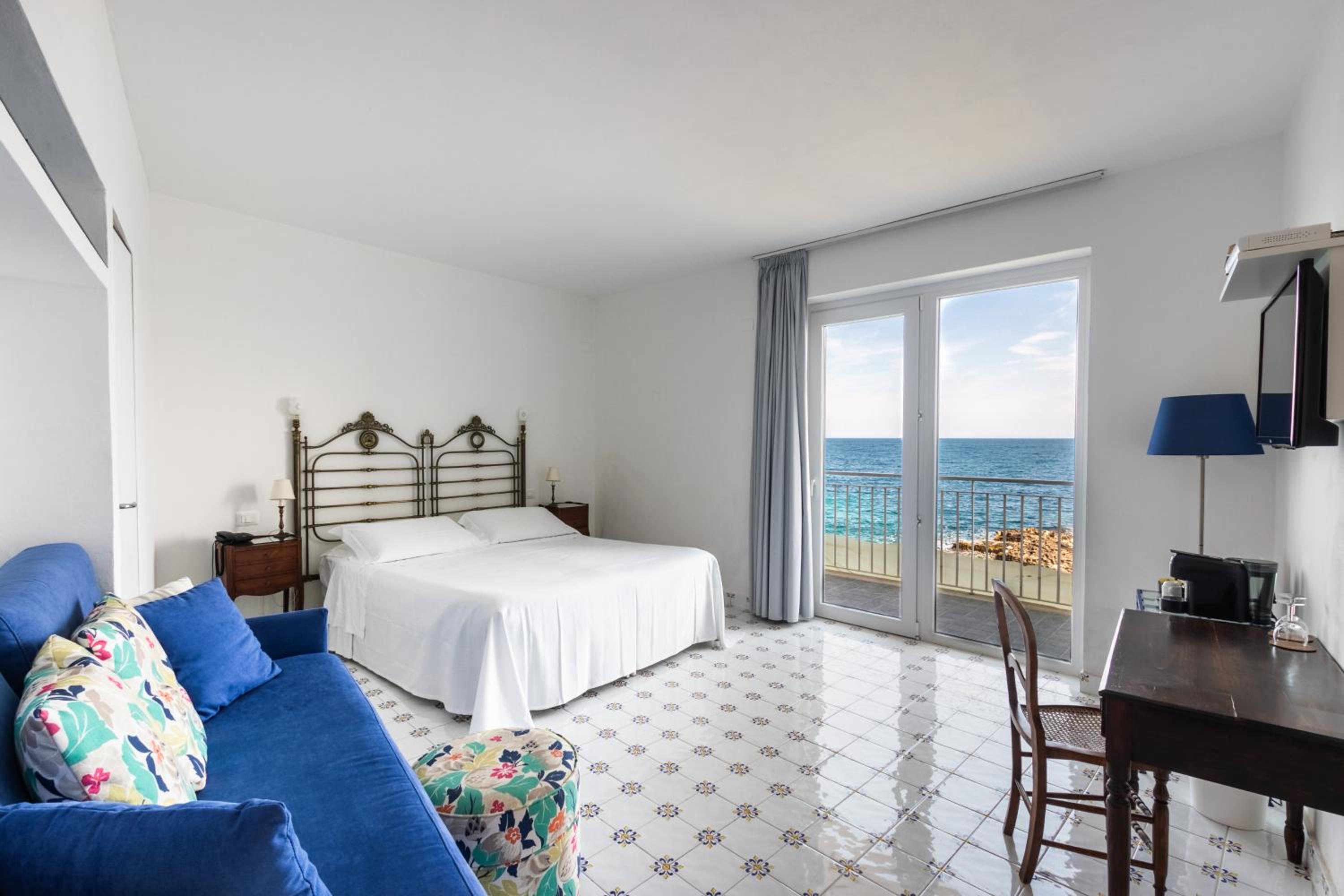 Double Room with Balcony and Sea View - Photo 11