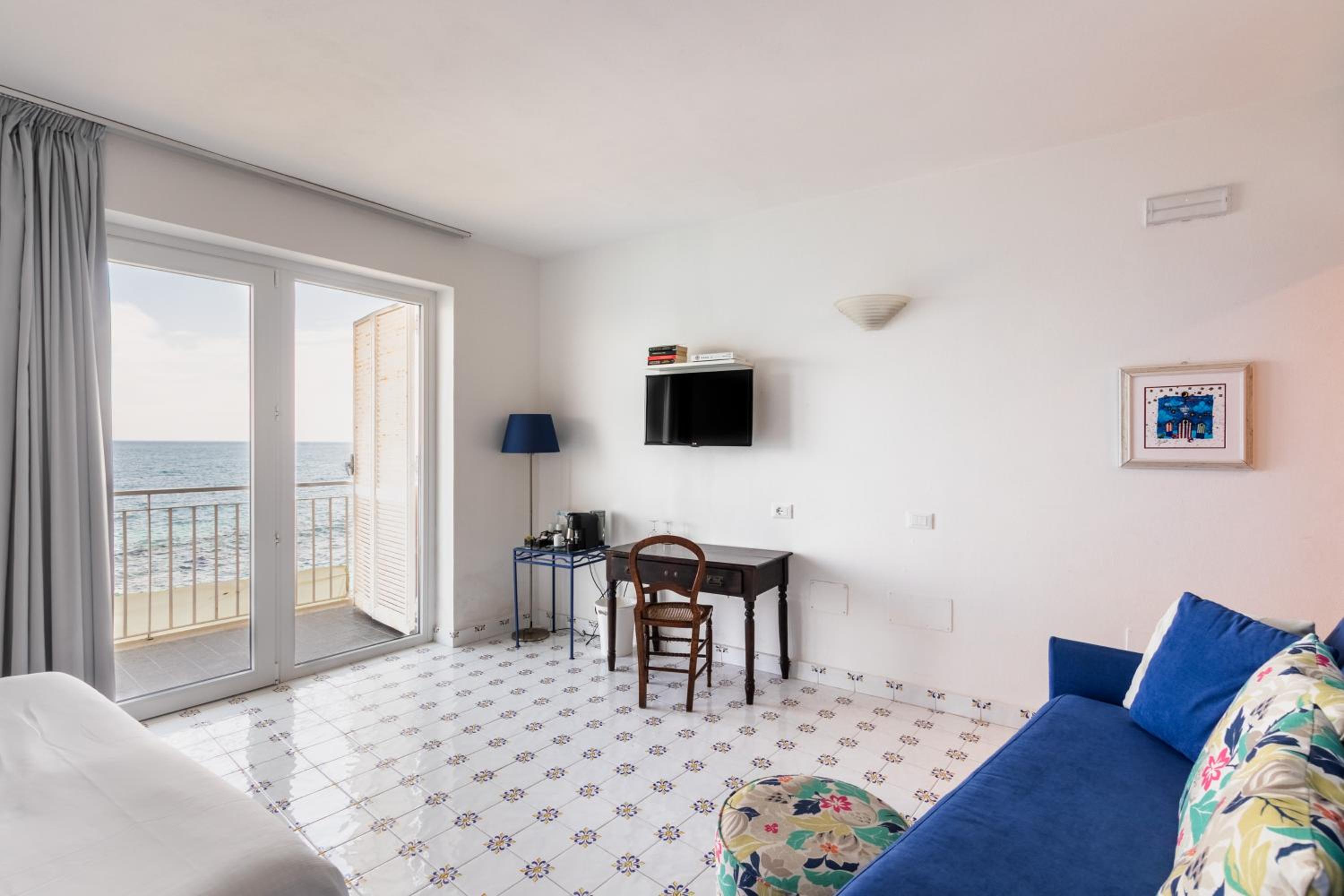 Double Room with Balcony and Sea View - Photo 10