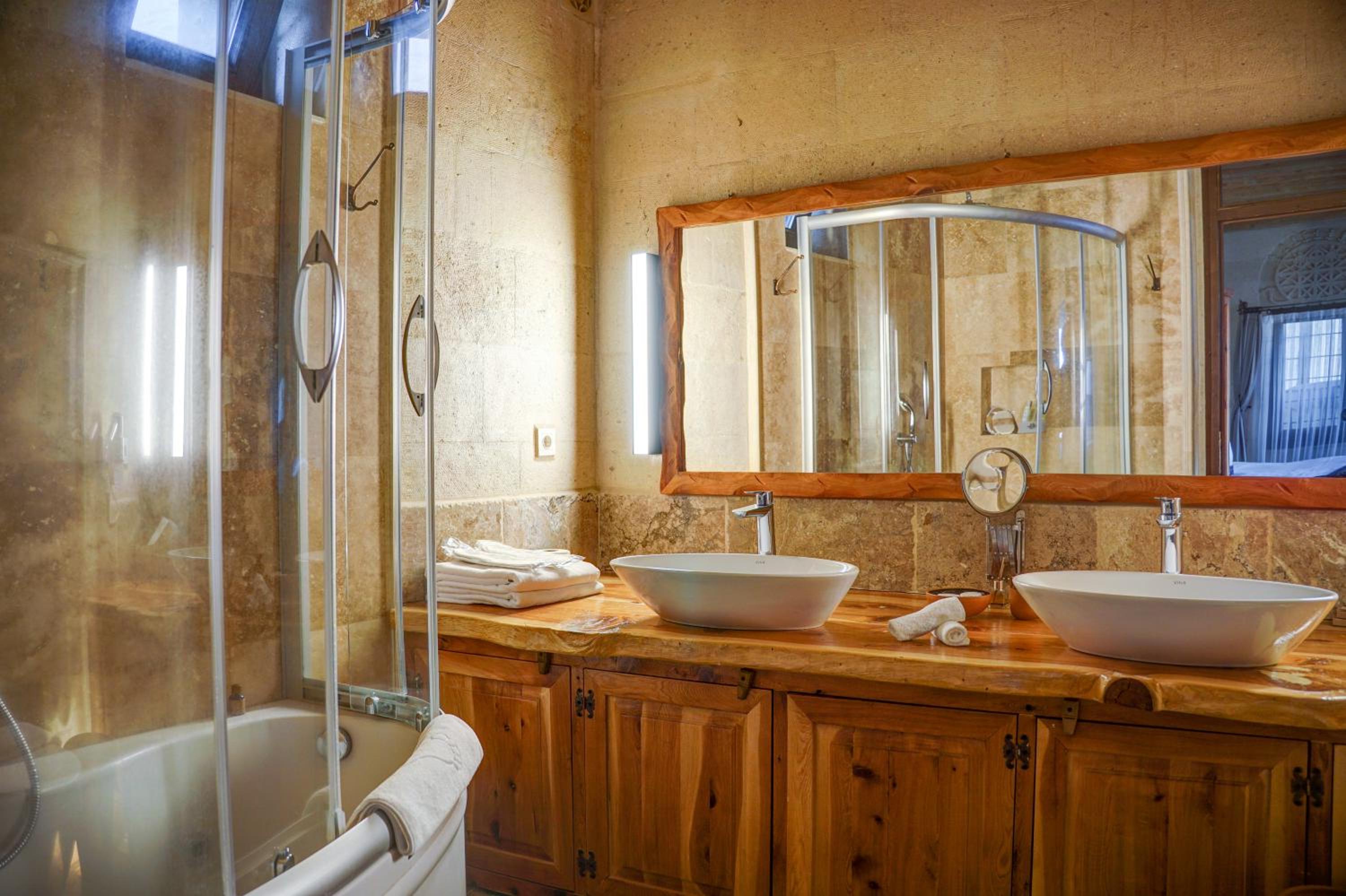 Queen Suite with Spa Bath - Photo 5