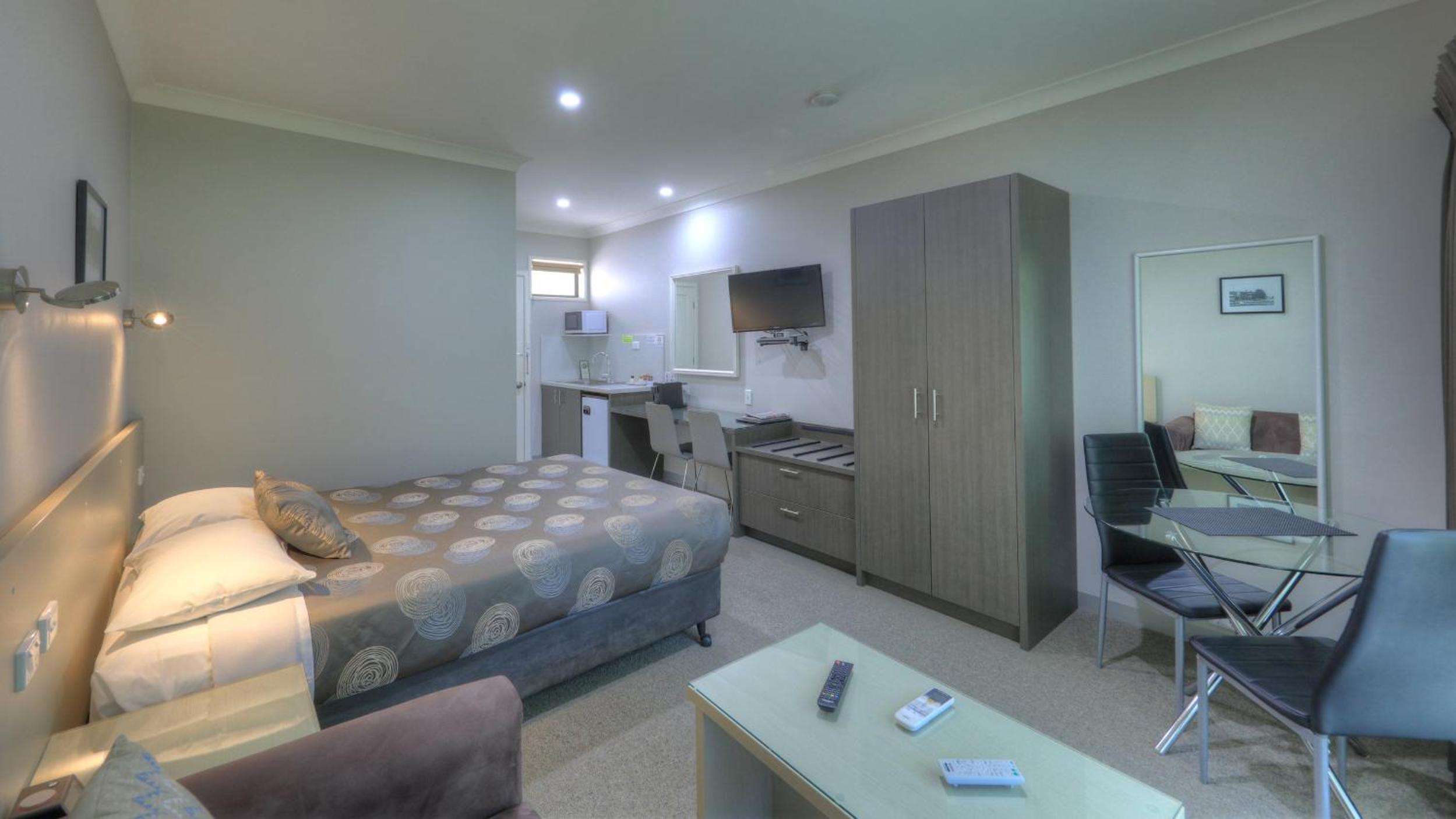 Deluxe Queen Room