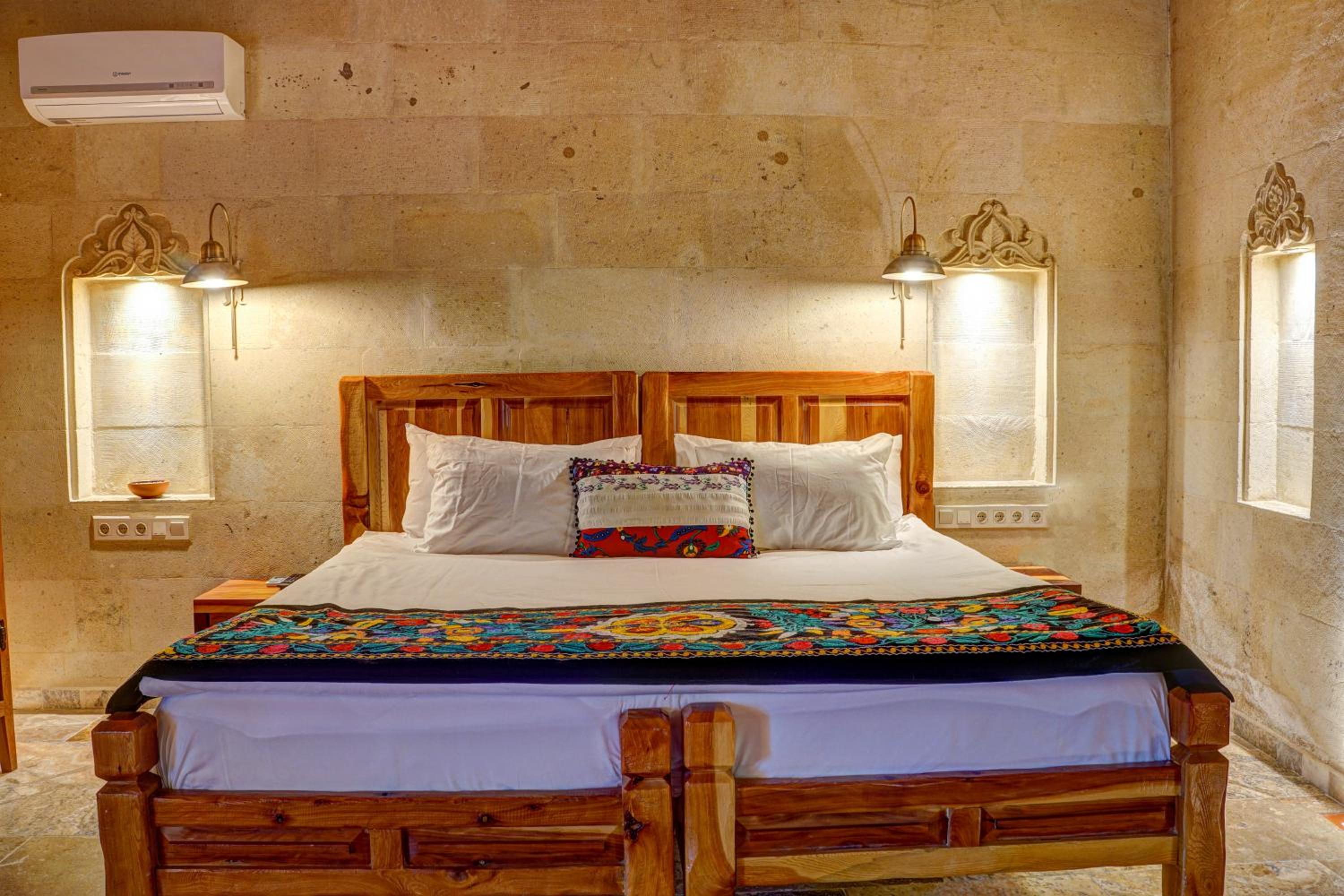 King Suite with Spa Bath - Photo 9
