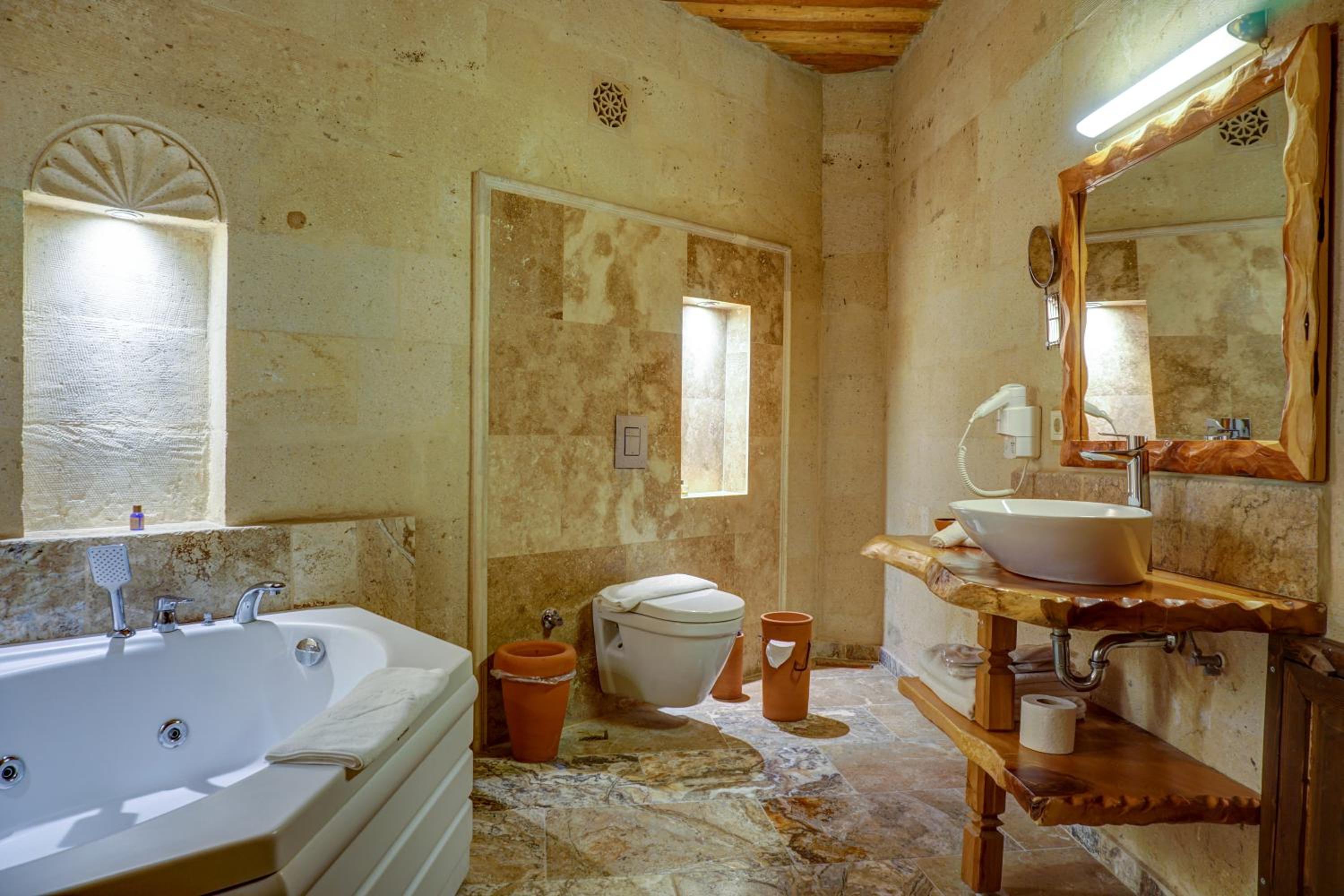 King Suite with Spa Bath - Photo 4