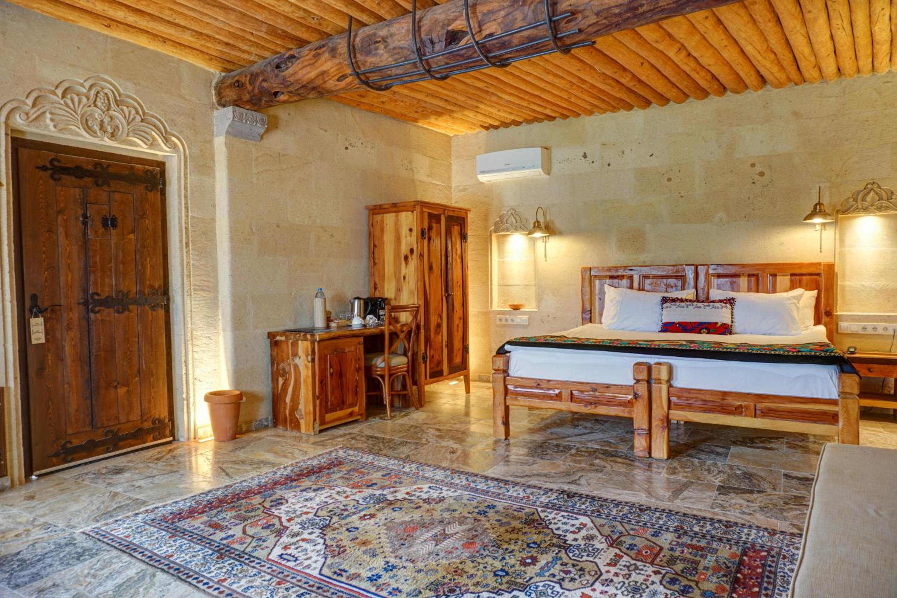 King Suite with Spa Bath - Photo 10