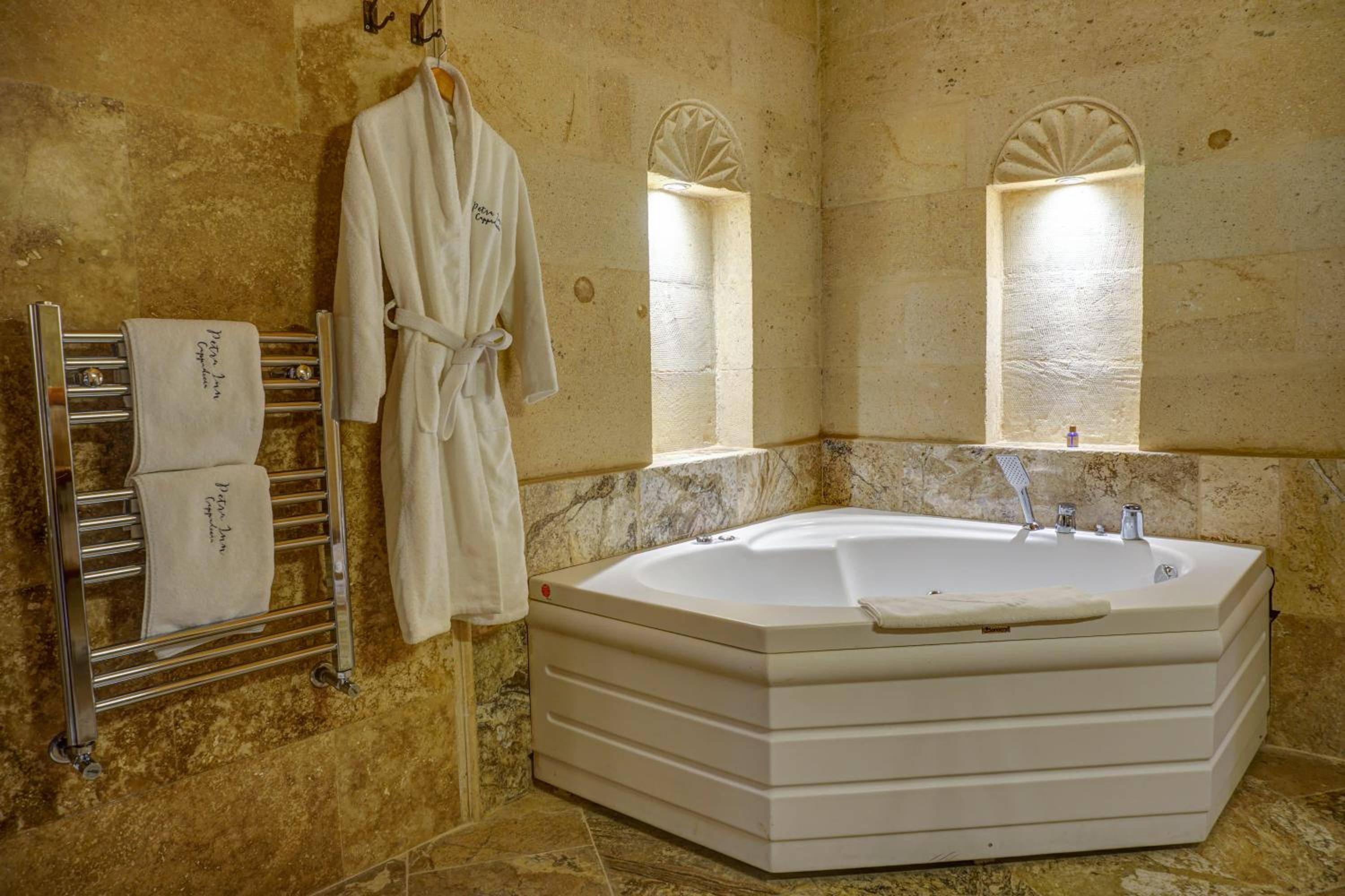 King Suite with Spa Bath - Photo 2