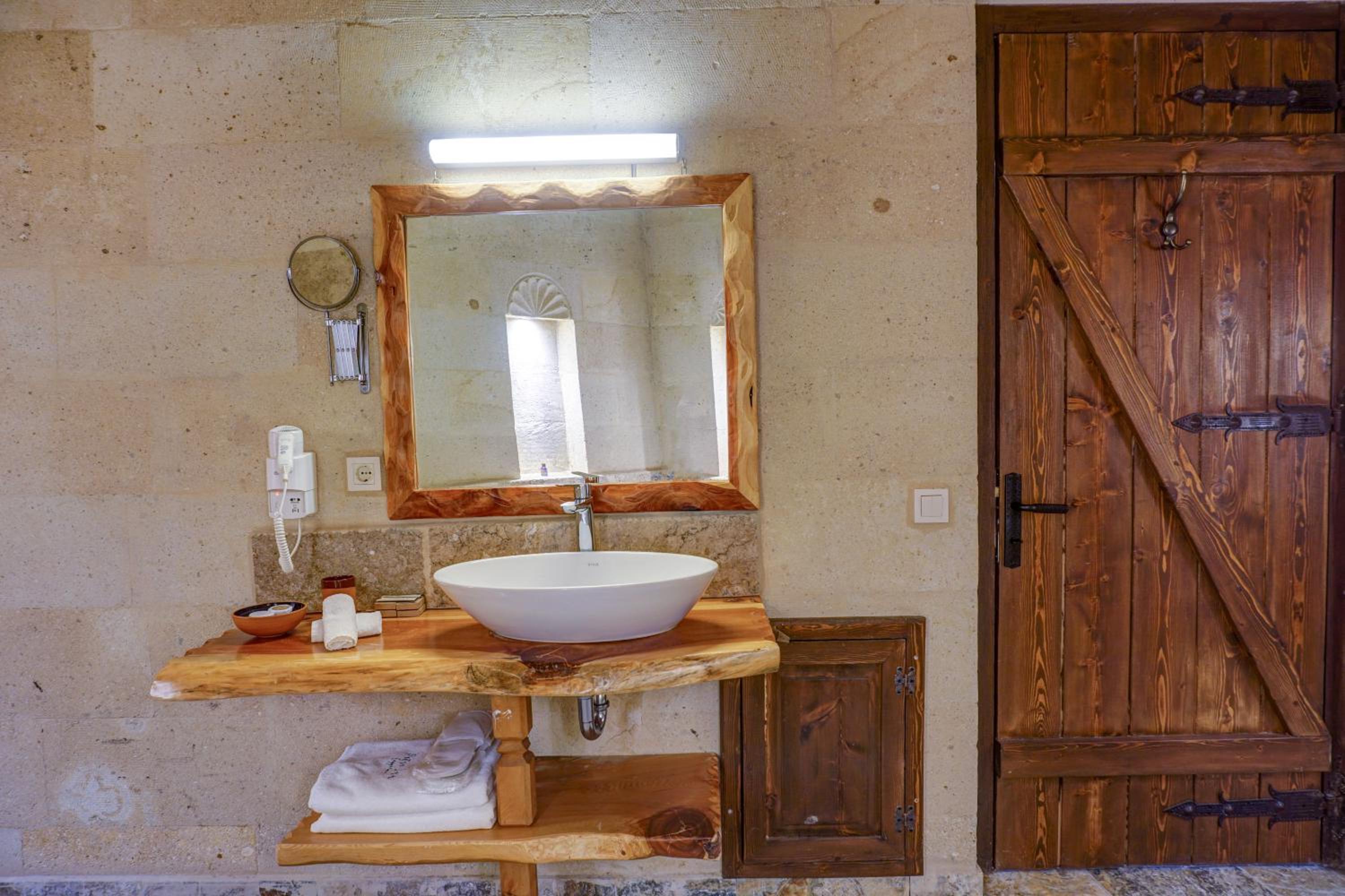 King Suite with Spa Bath - Photo 15