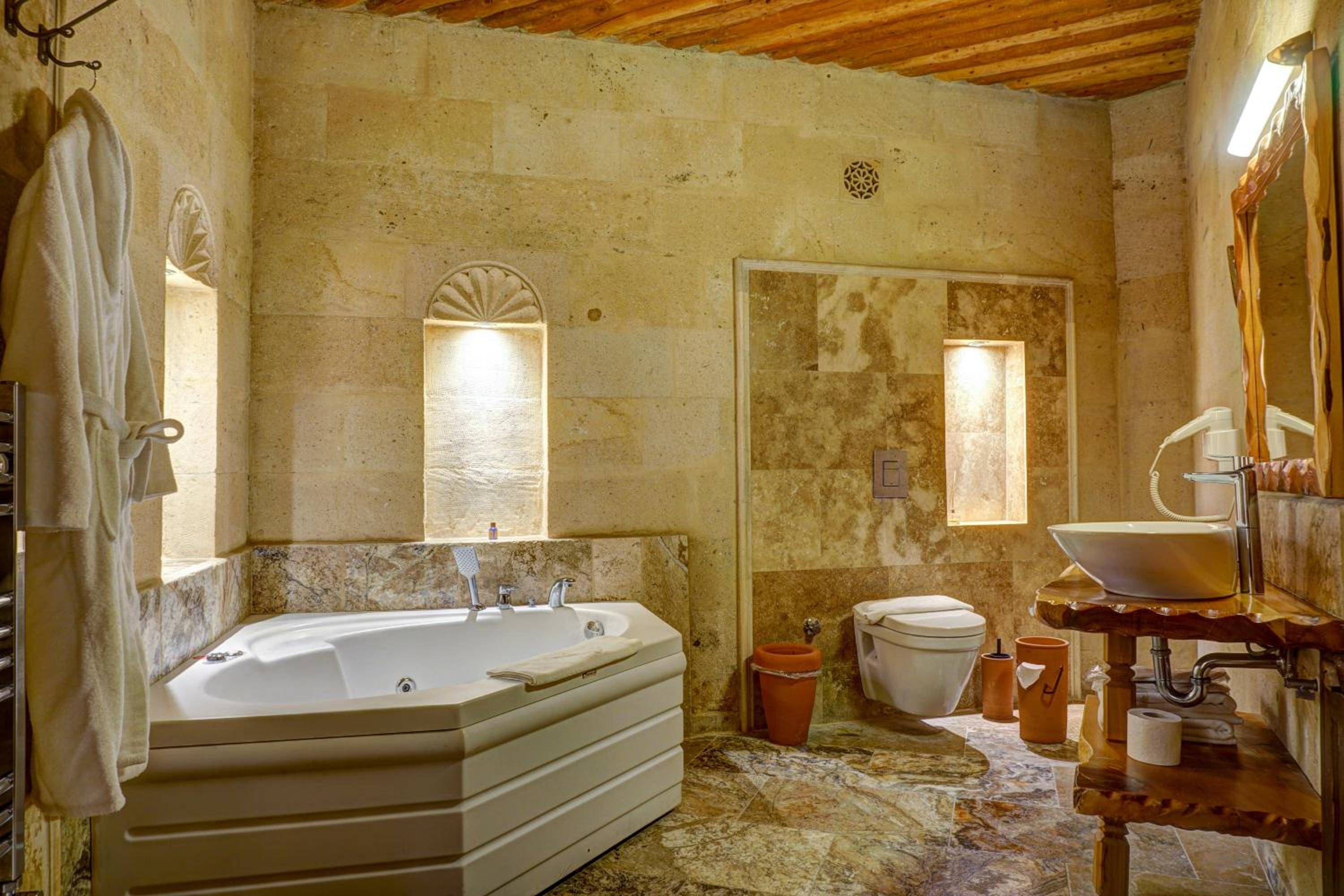 King Suite with Spa Bath - Photo 3