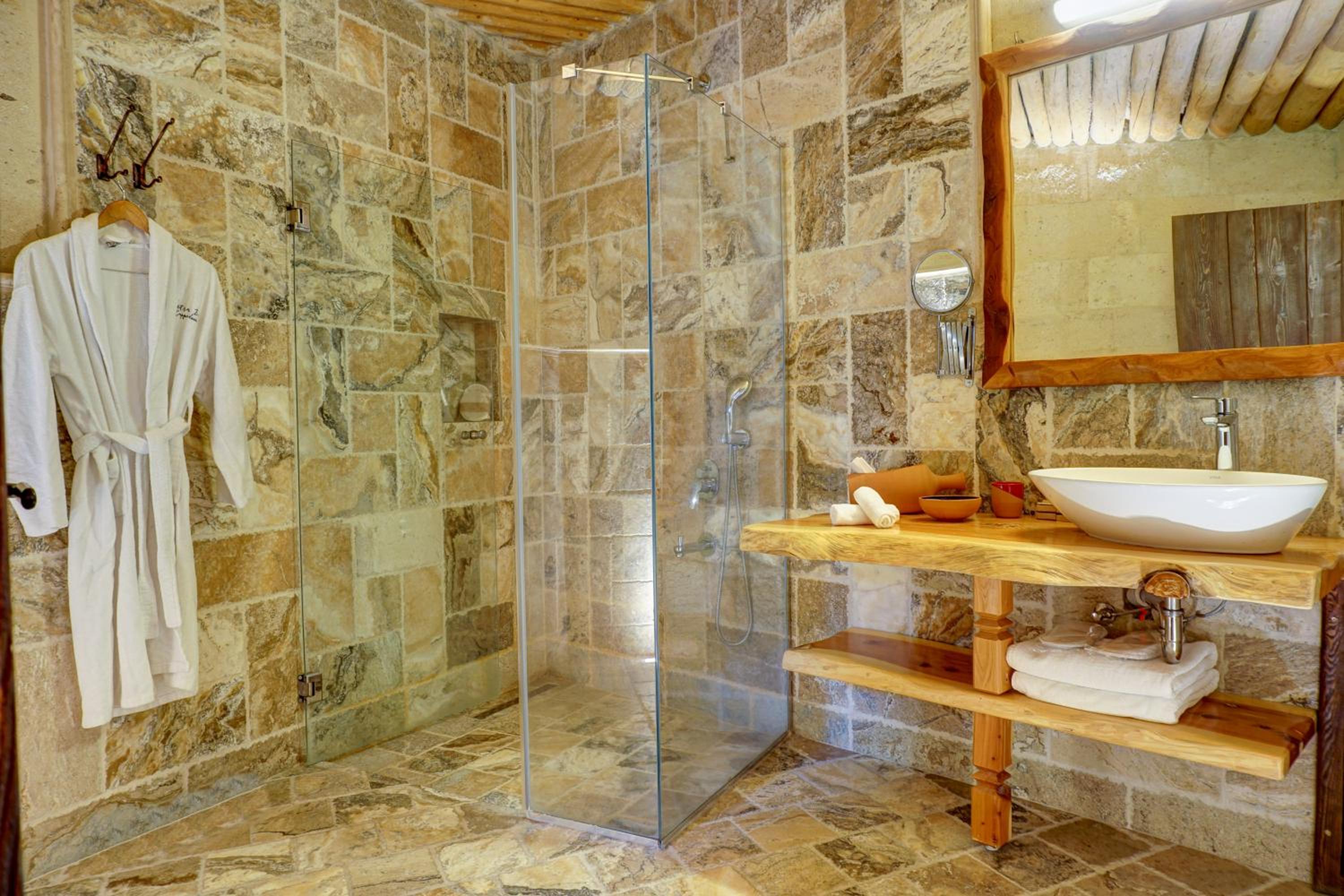 King Suite with Spa Bath - Photo 13