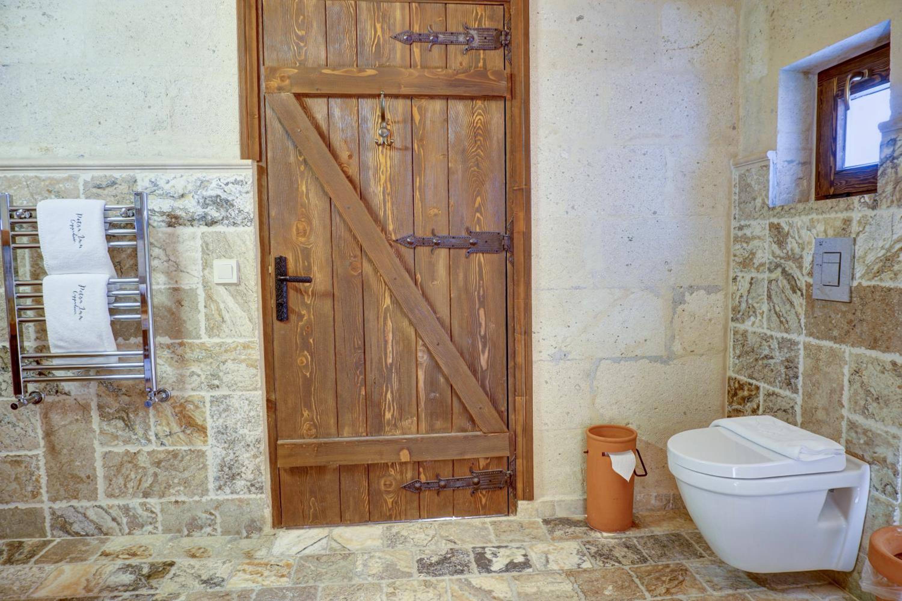 King Suite with Spa Bath - Photo 14