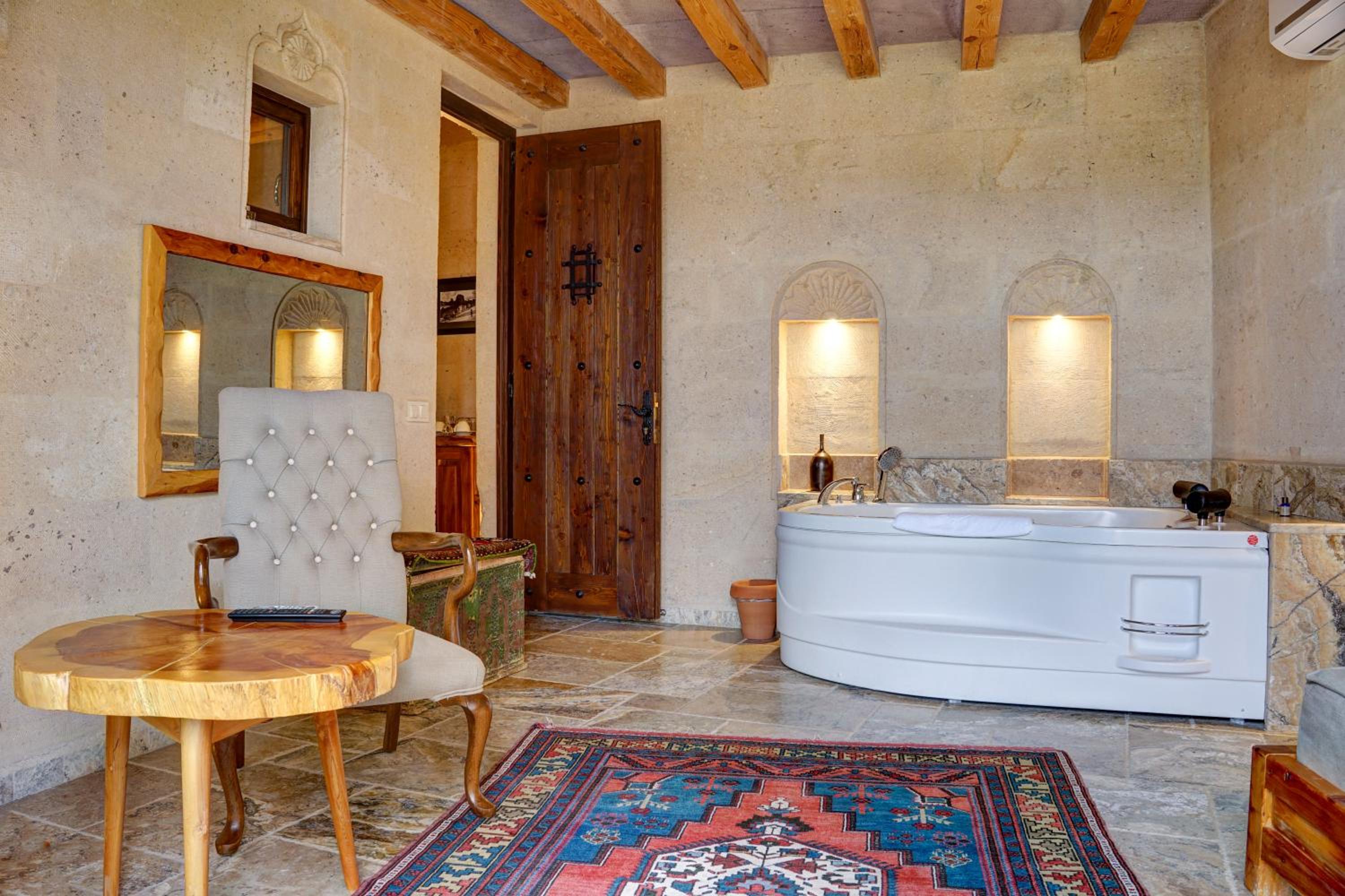 King Suite with Spa Bath - Photo 17