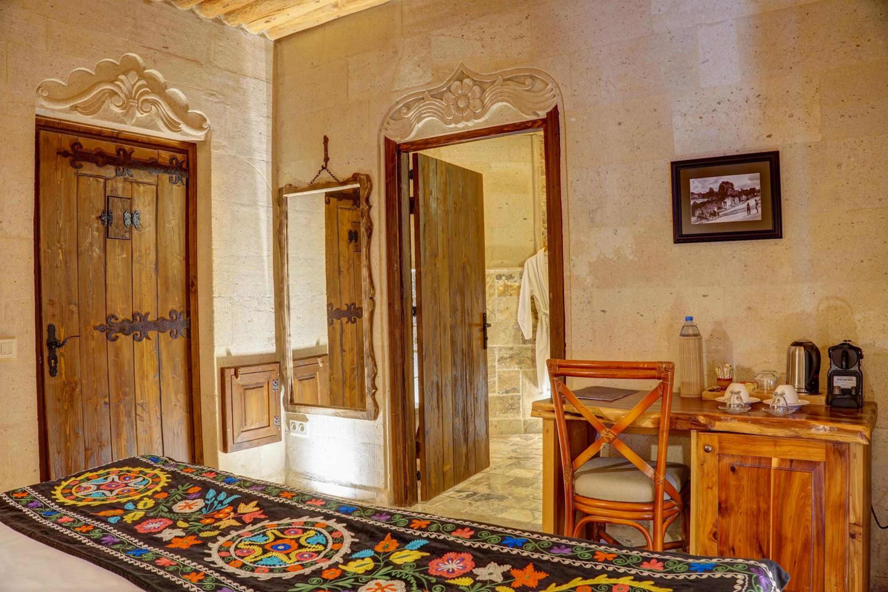 King Suite with Spa Bath - Photo 21