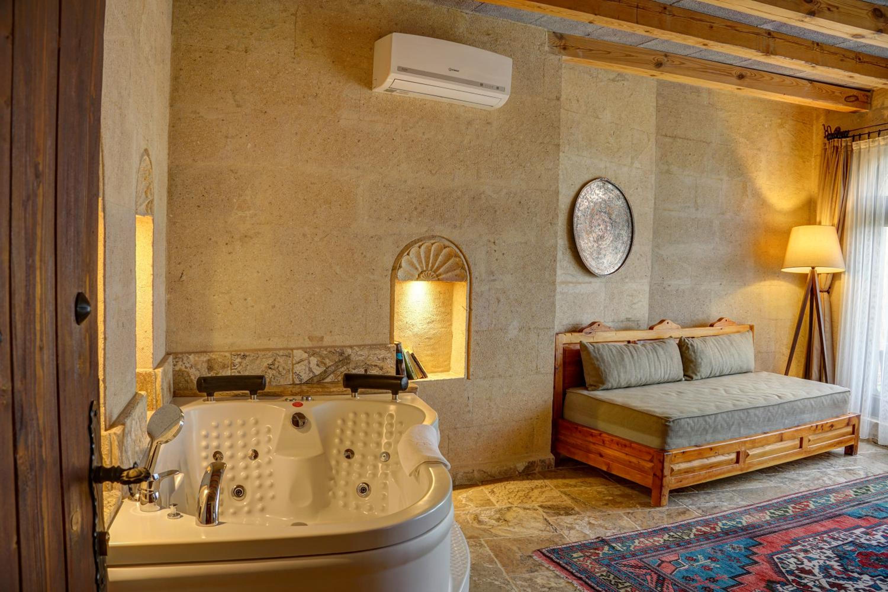 King Suite with Spa Bath - Photo 20