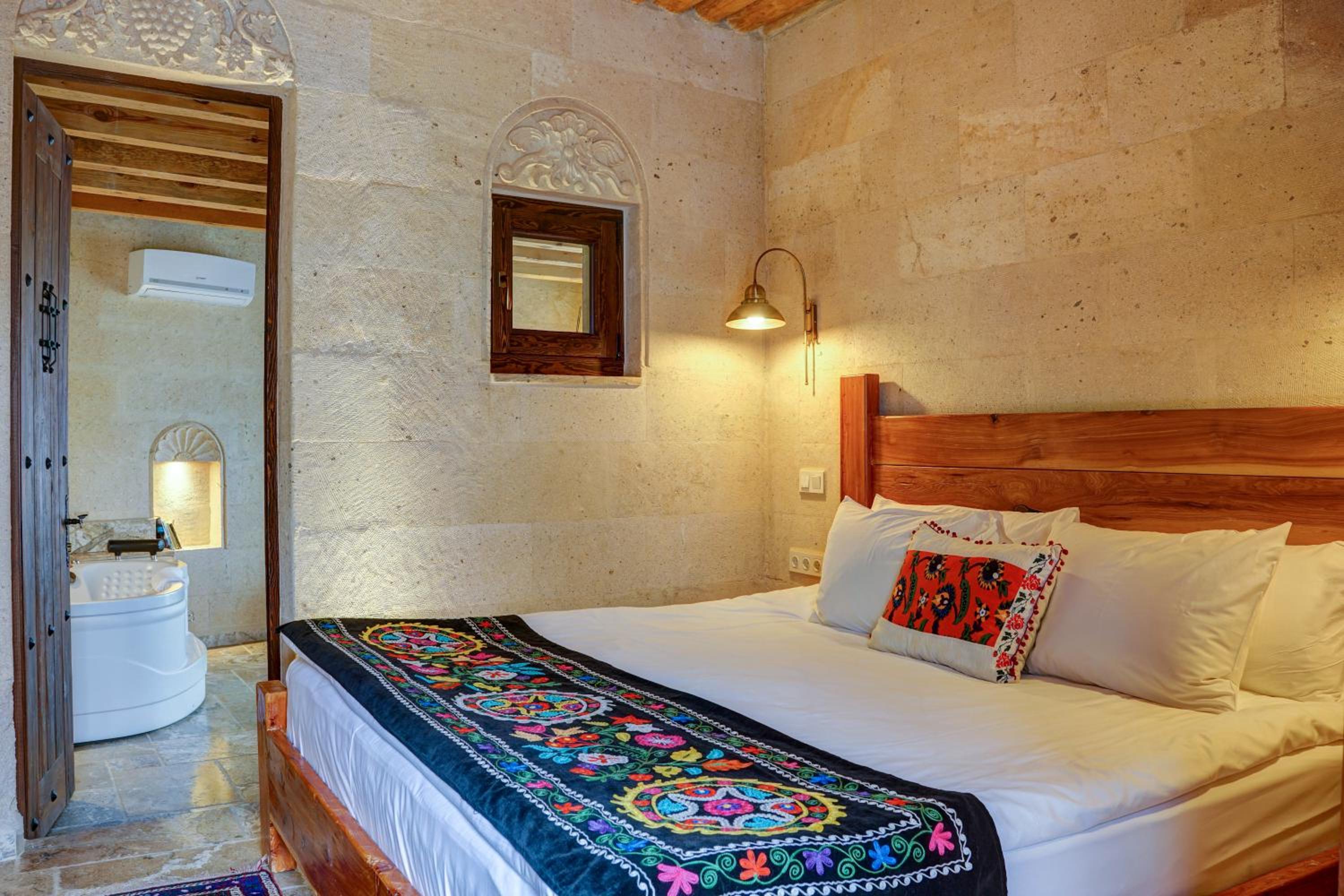 King Suite with Spa Bath - Photo 24