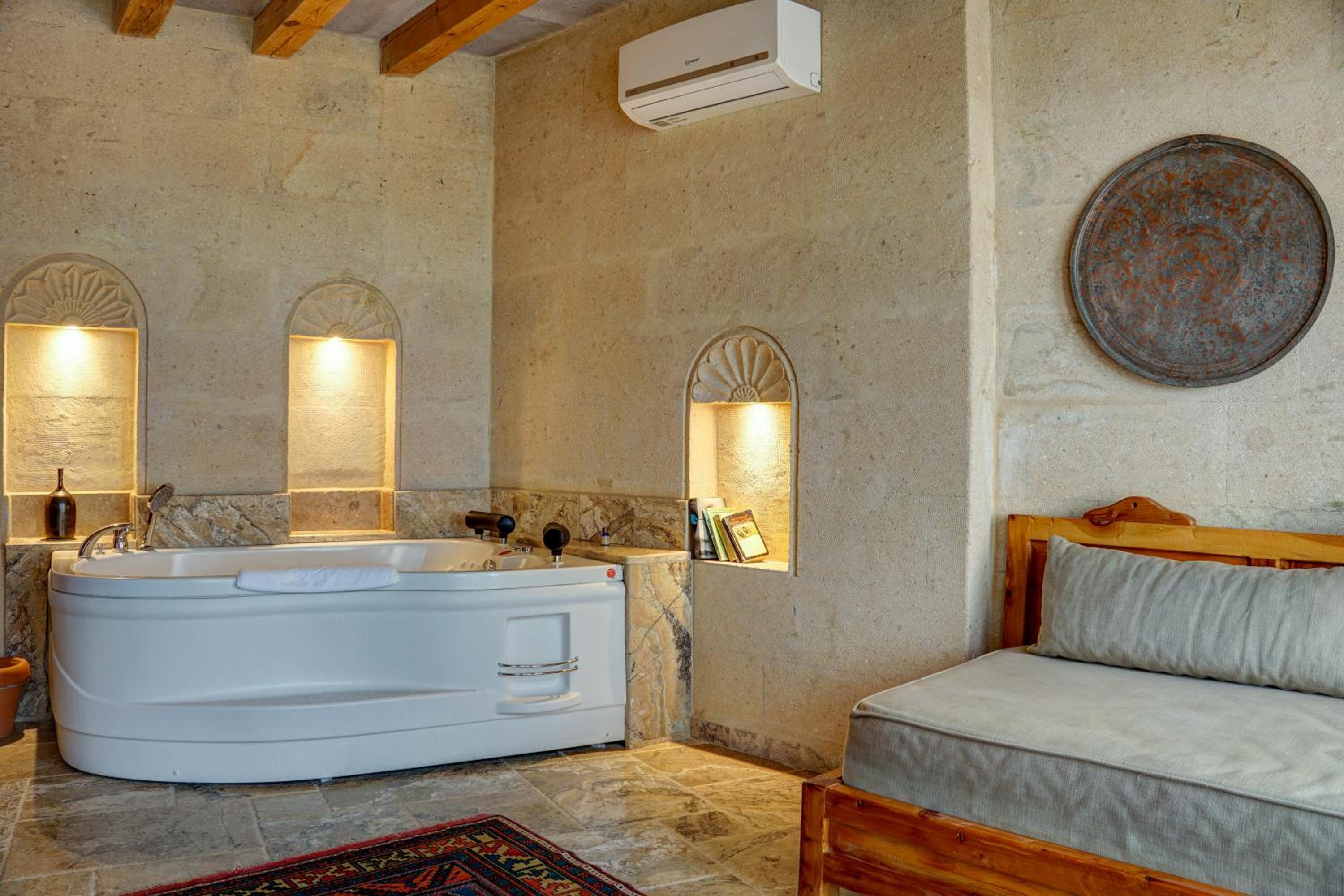 King Suite with Spa Bath - Photo 16