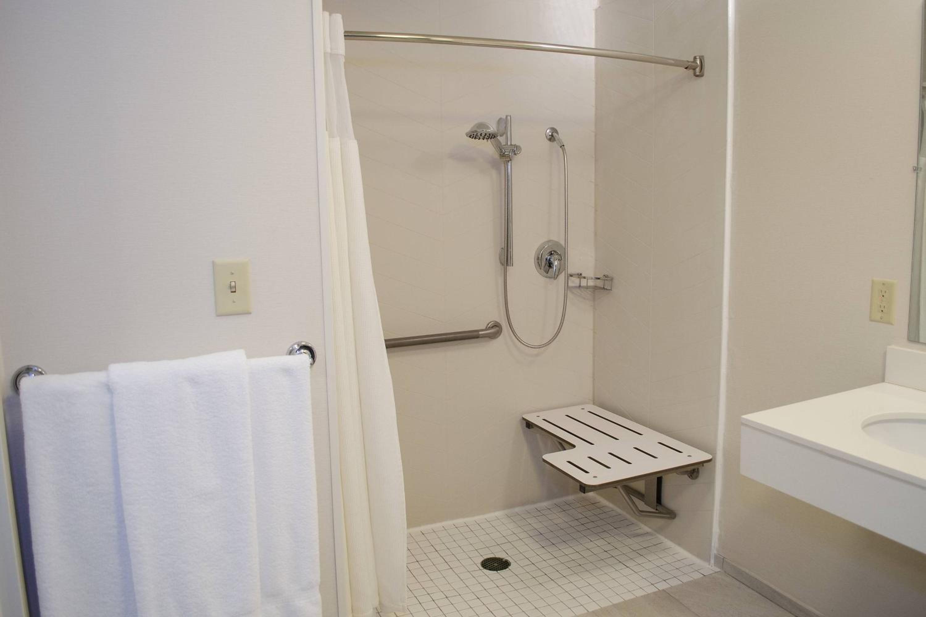 Queen Room with Two Queen Beds - Photo 4