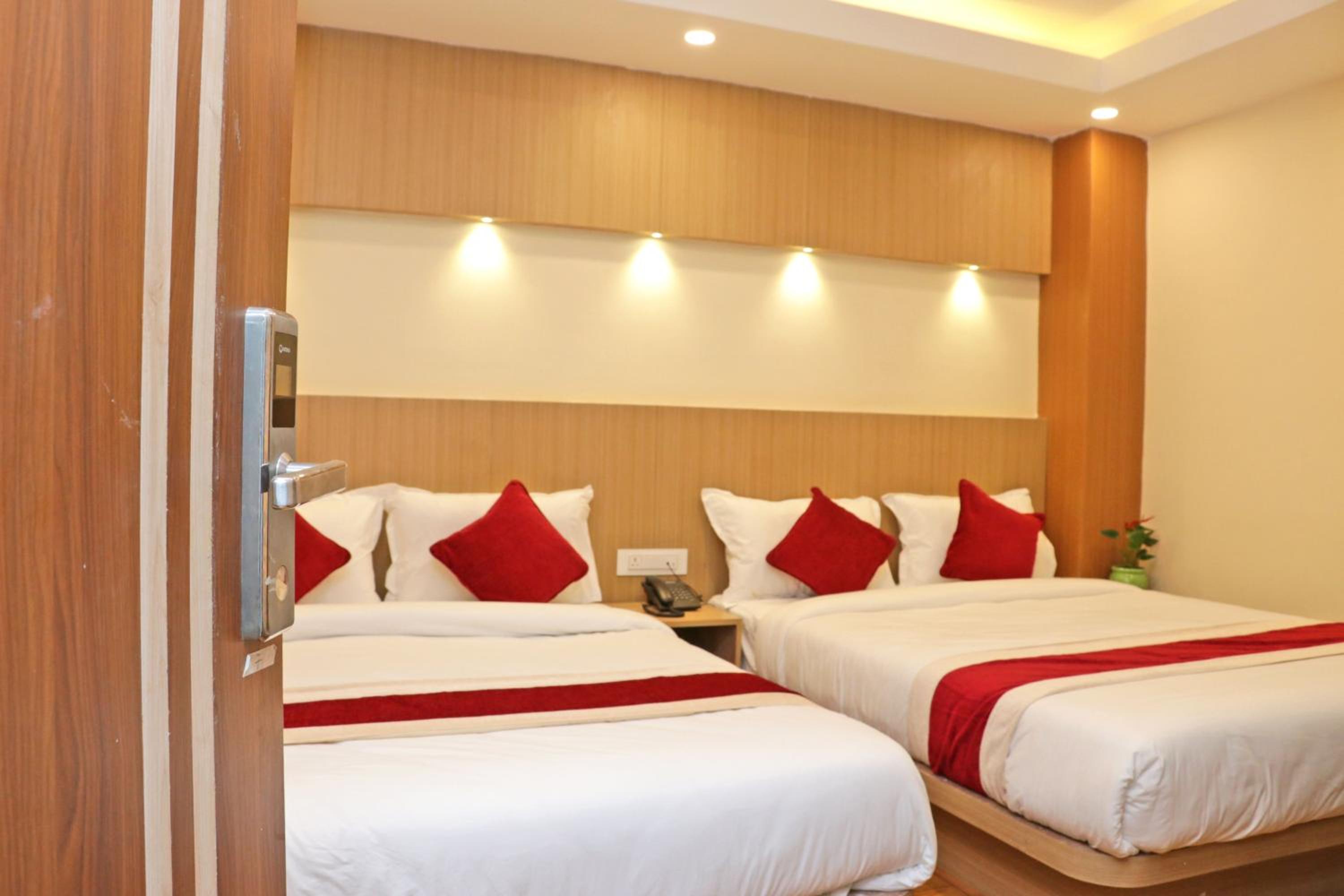 Deluxe Quadruple Room - Photo 11