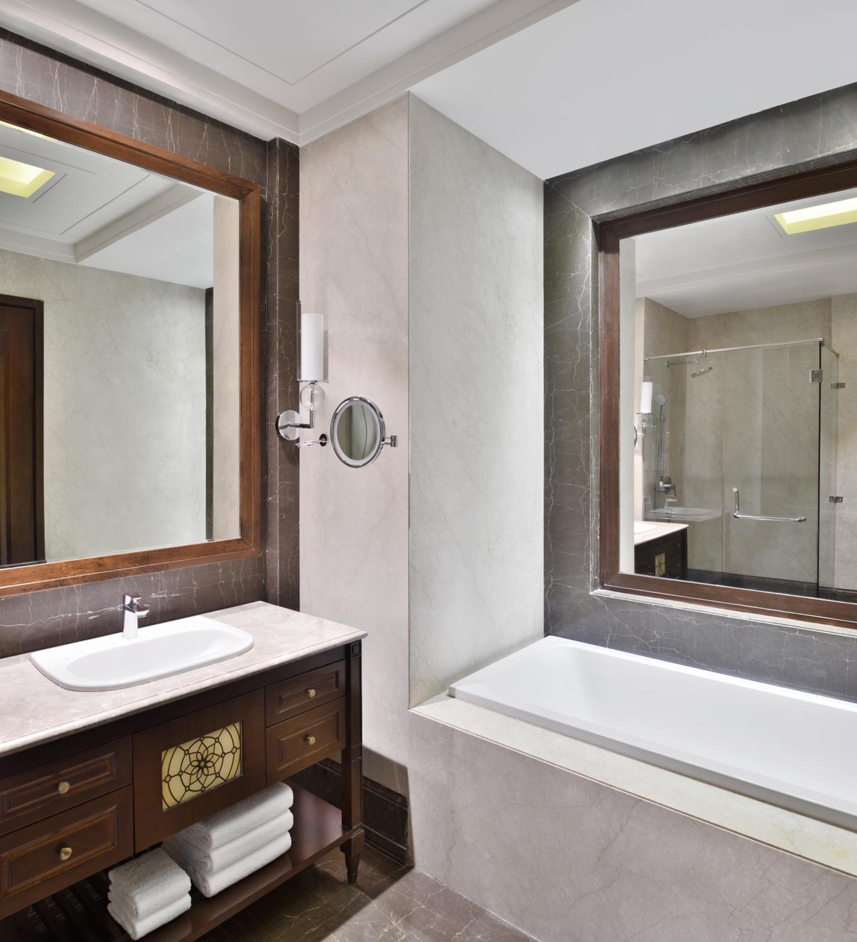 Royal Suite, Suite, 1 King, Sofa bed, City view, Club Lounge Access,Complimentary Cocktails/ Non Alcoholic beverages, Sat,Sun -1800-2000 hours, Legal dry days excluded photo 2
