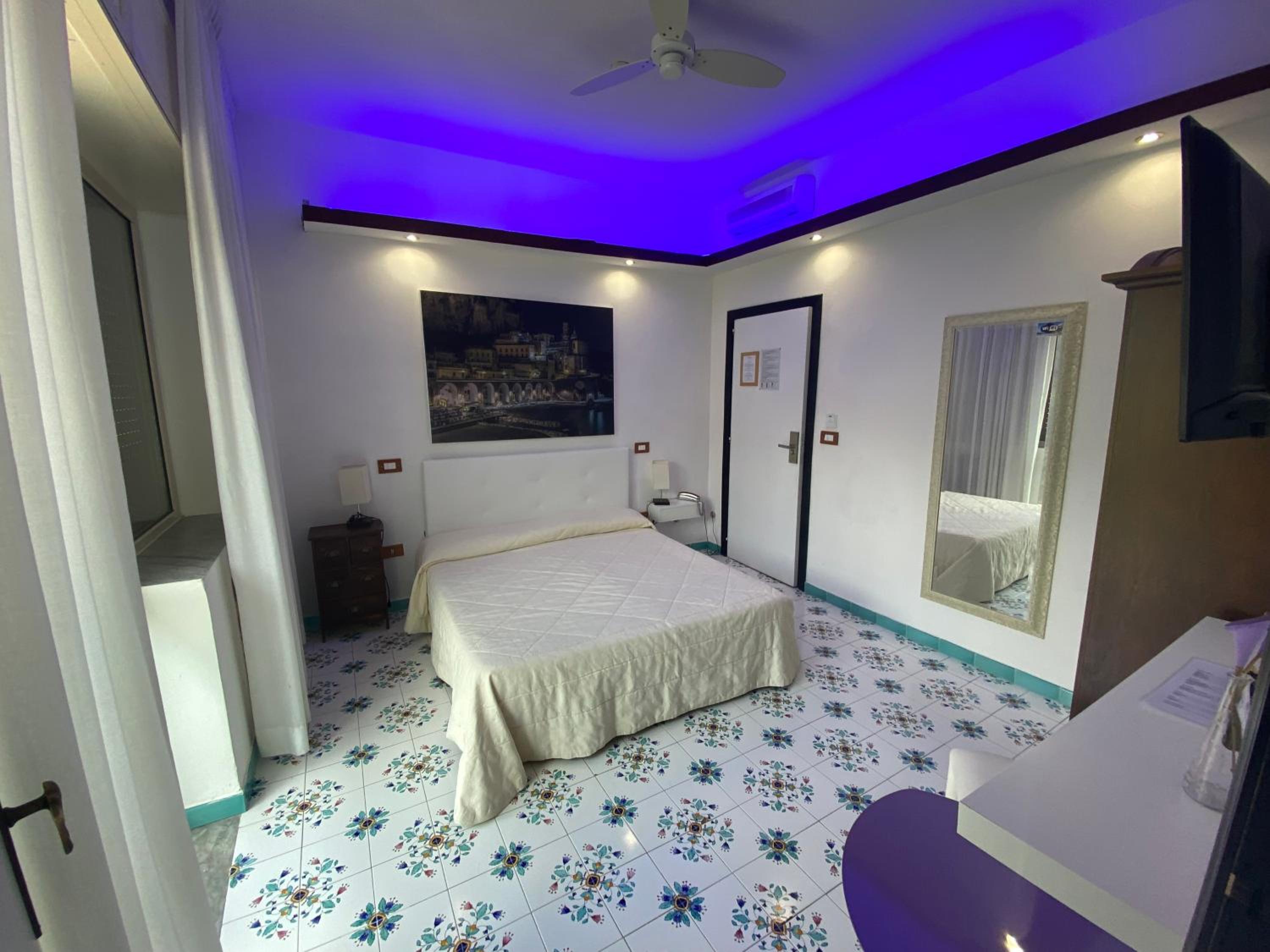 Deluxe Double Room with Side Sea View