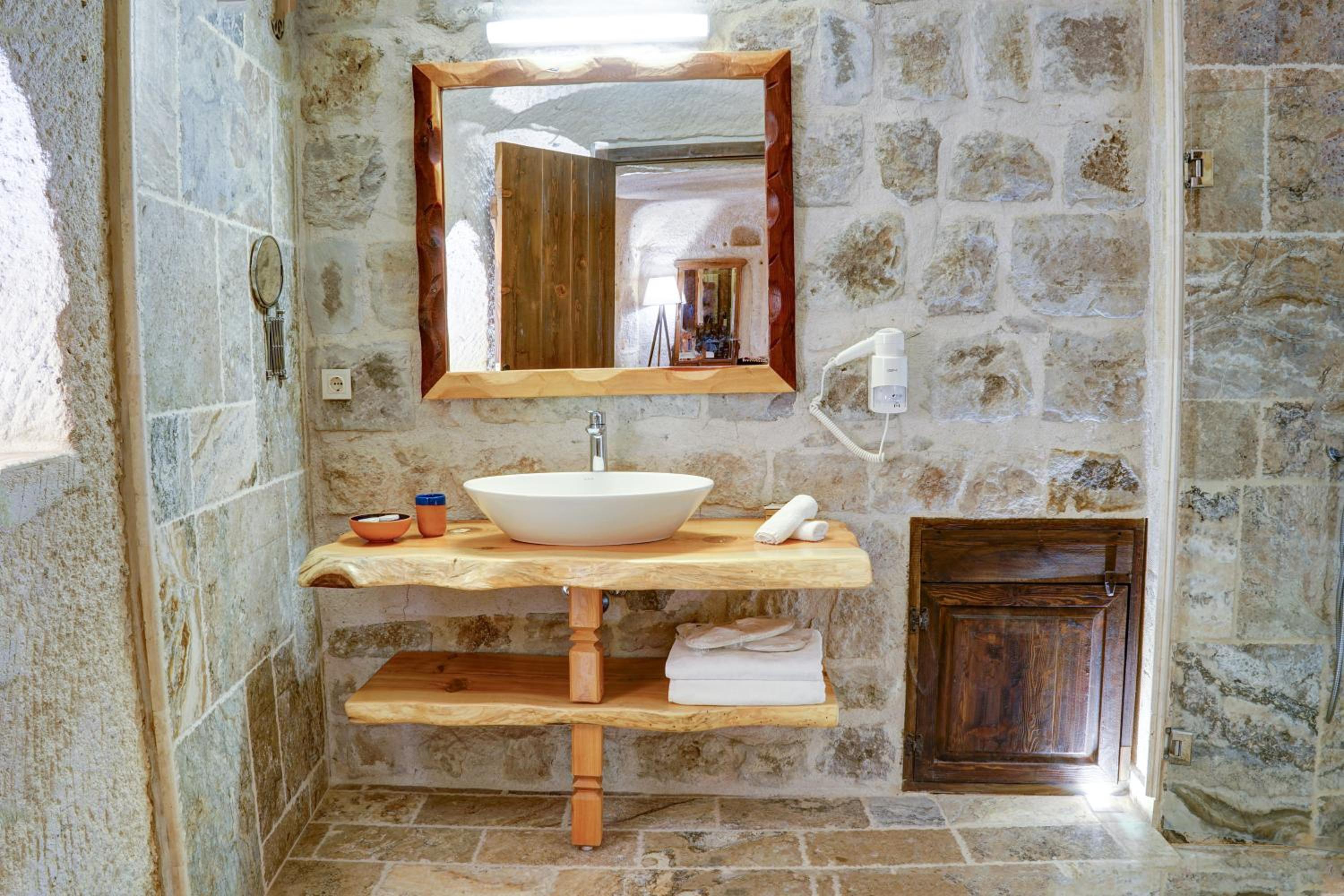 Executive Cave Suite - Photo 7