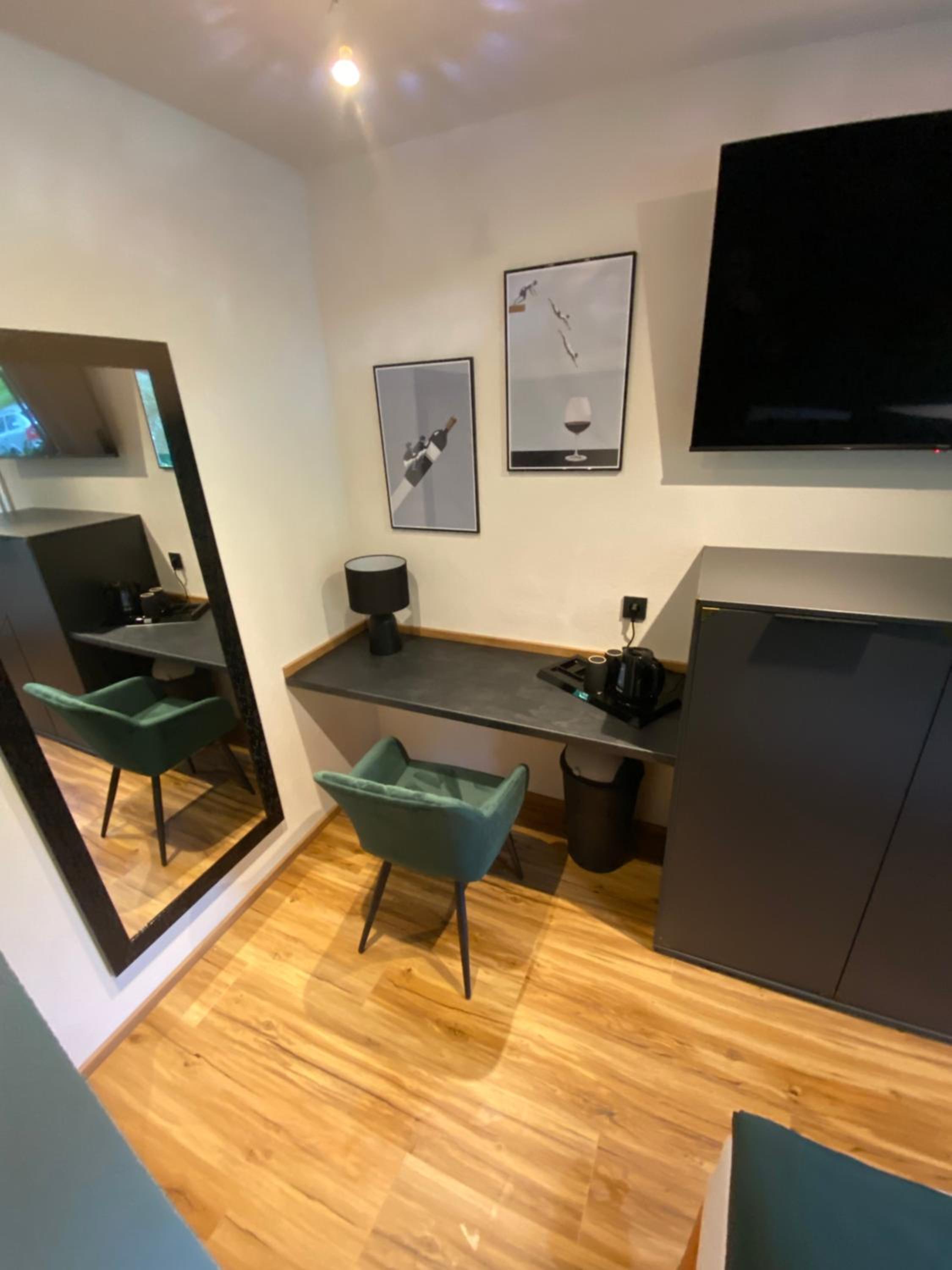 Double Room with Private Bathroom - Photo 13