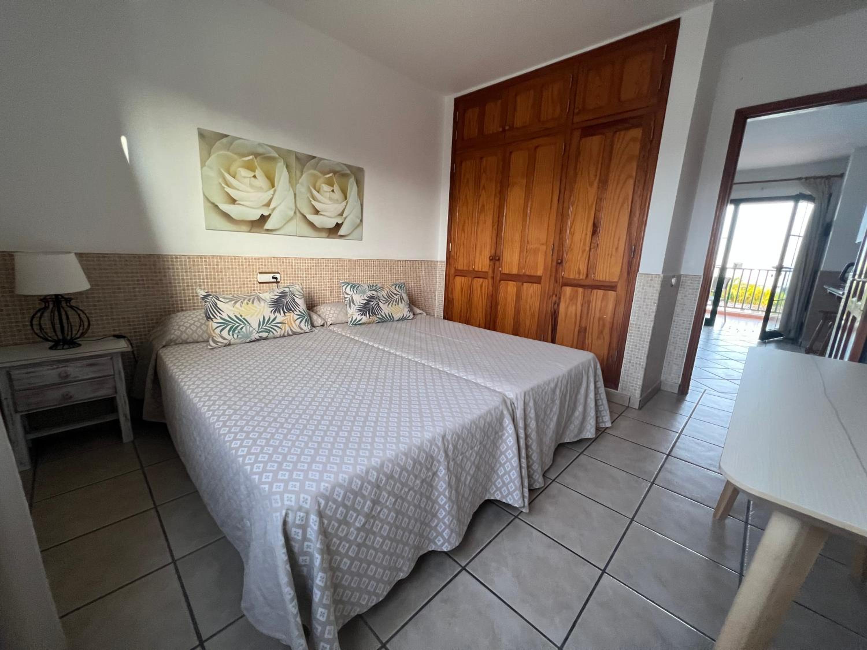 Apartamento de una habitación con vista a la piscina o parcialmente a la piscina.