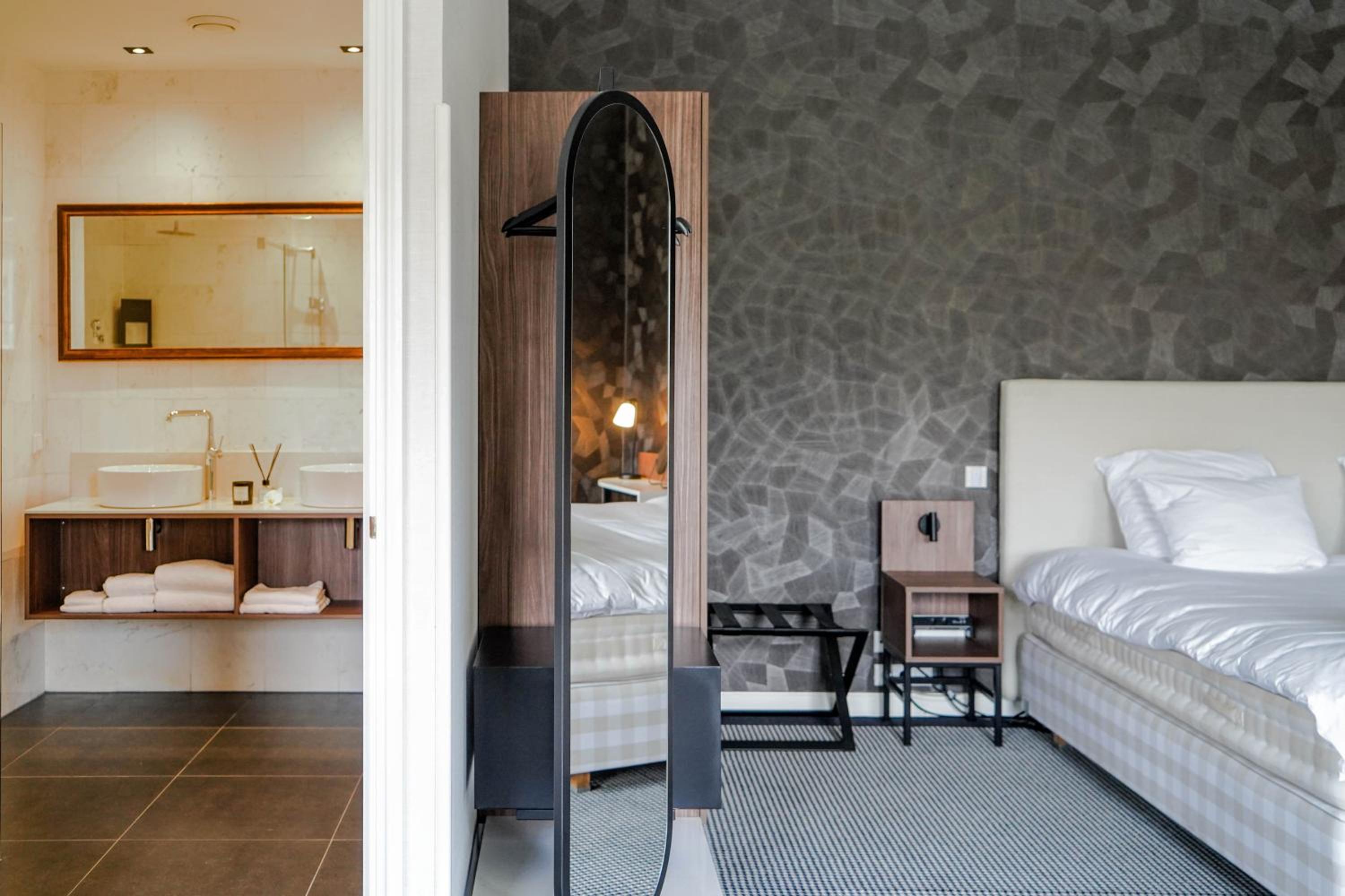Suite - Photo 1