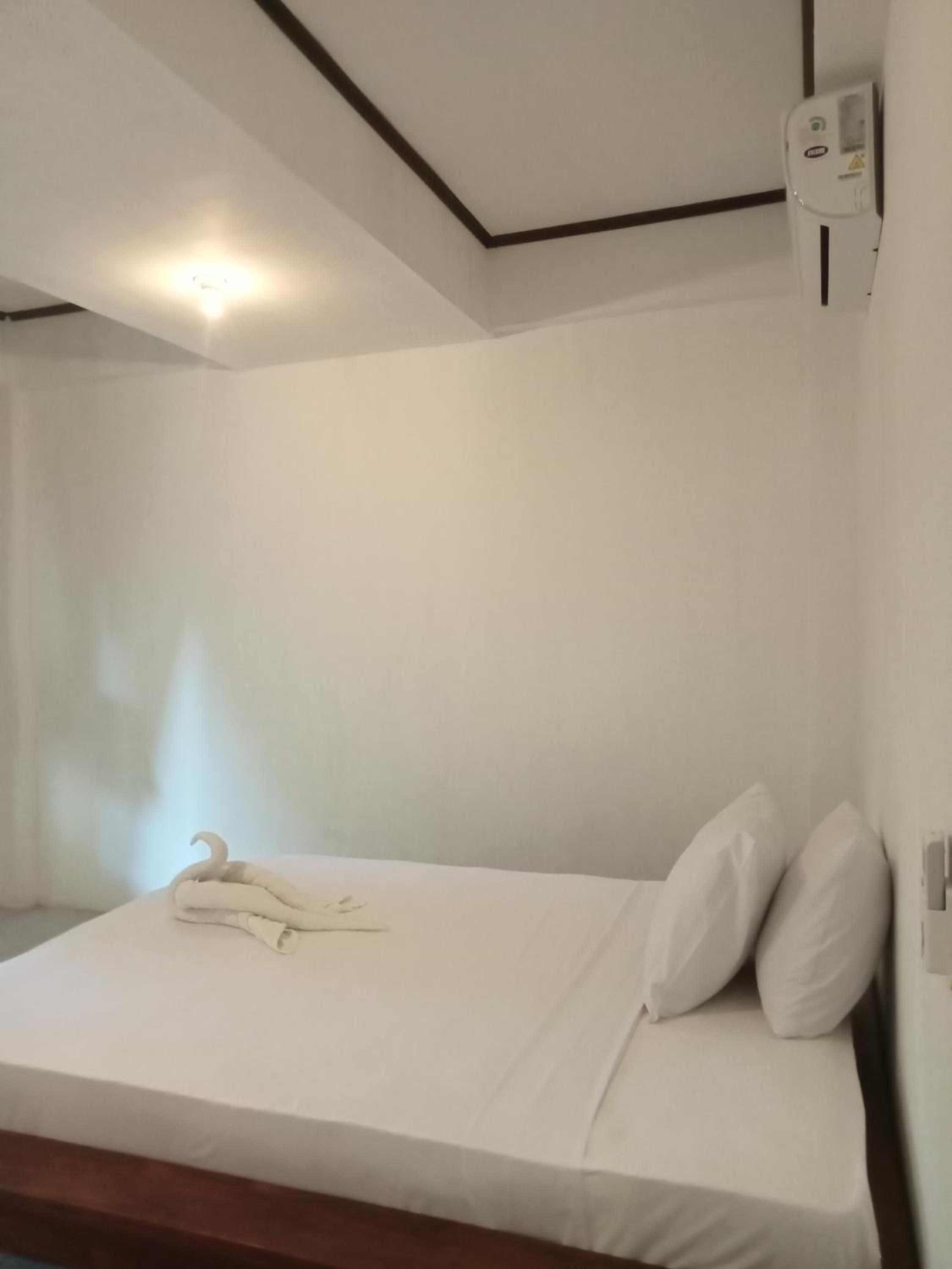 Standard Double Room - Photo 7