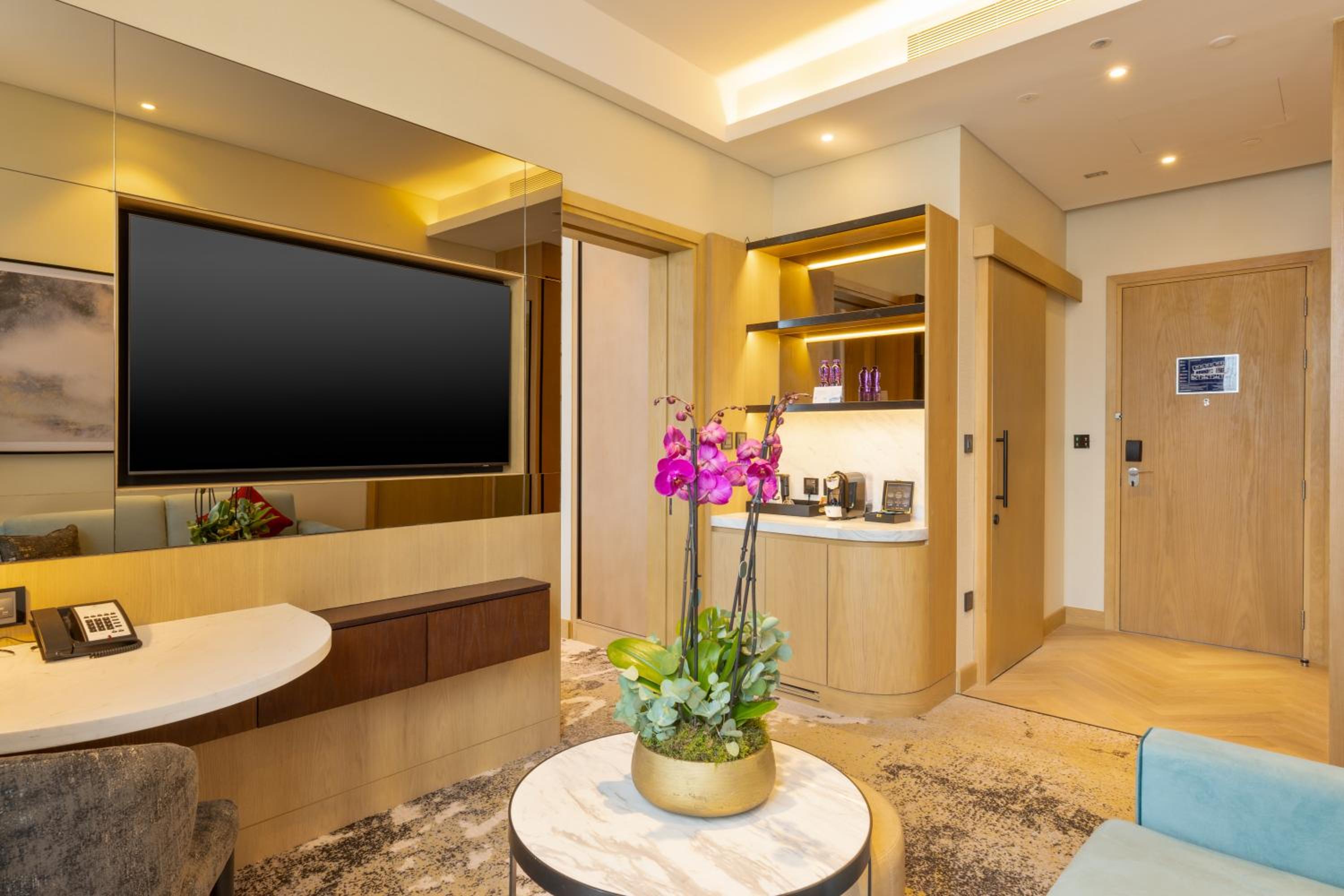 One Bedroom Suite with One King Bed - Non Smoking - Photo 4